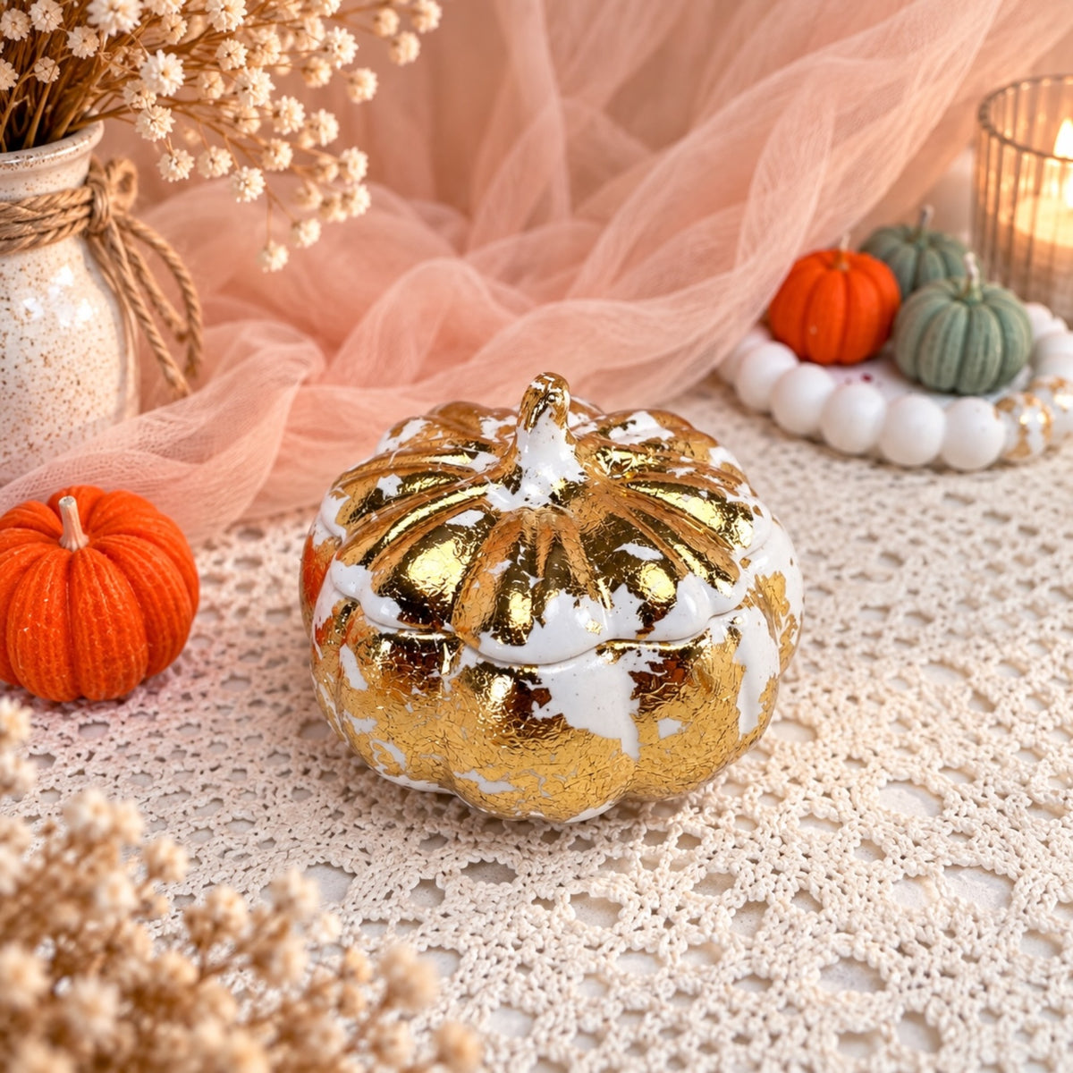 Kürbis Kerze weiß mit Blattgold – elegante Duftkerze für den Herbst
