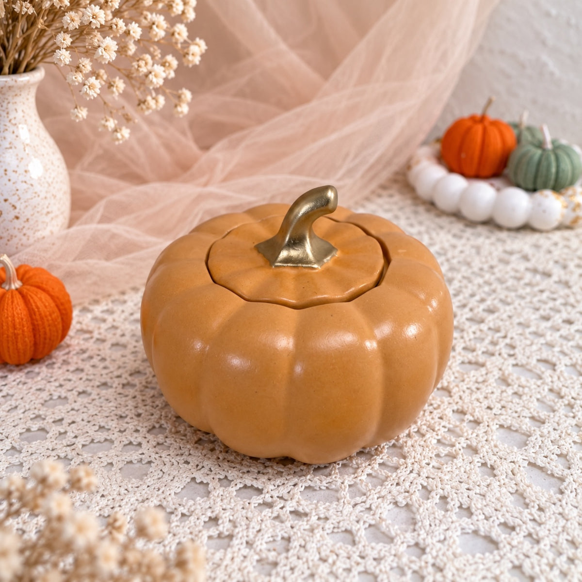 Orange Kürbiskerze mit Duft – klassische Herbstkerze fürs Wohnzimmer
