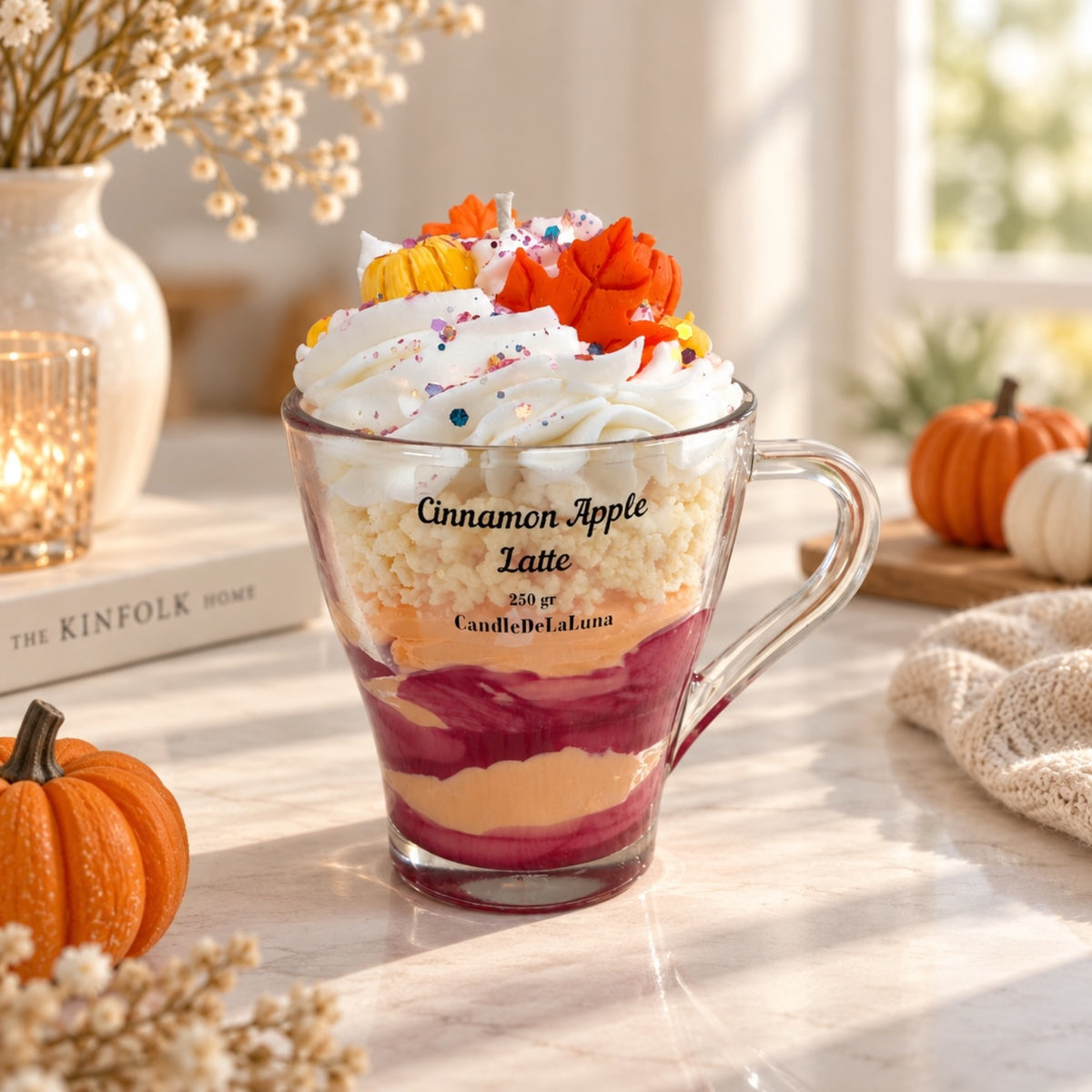 Apfel Zimt Latte Dessertkerze im Glas – bordeaux-orange Wachsschichten mit Sahne, Herbstblatt- und Kürbis-Wachsdeko, Herbst Duftkerze von DaarArt
