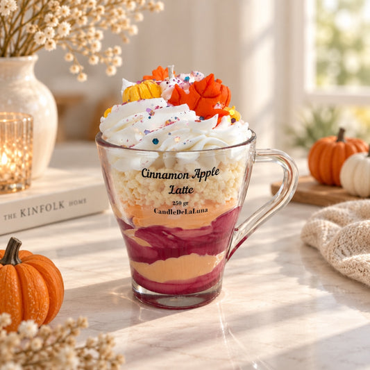 Apfel Zimt Latte Dessertkerze im Glas – bordeaux-orange Wachsschichten mit Sahne, Herbstblatt- und Kürbis-Wachsdeko, Herbst Duftkerze von DaarArt
