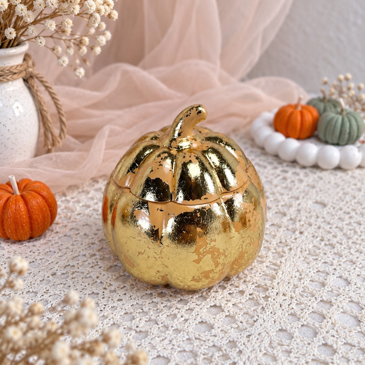 Kürbiskerze orange mit Blattgold – Duftkerze Pumpkin Spice als Herbst Geschenk
