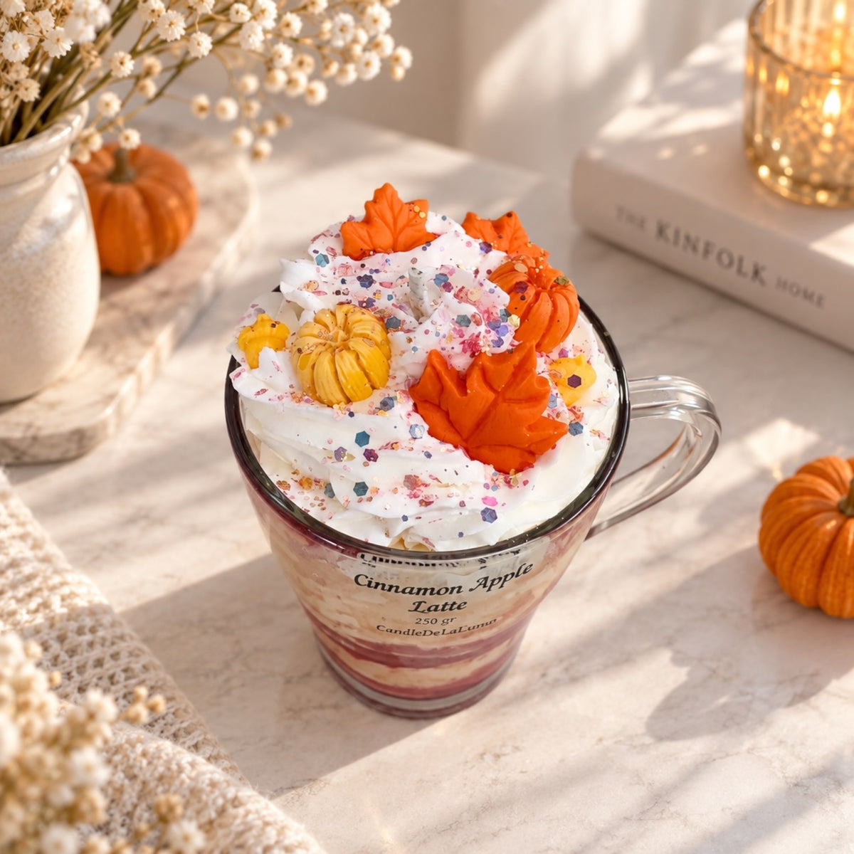 Apfel Zimt Latte Dessertkerze von oben – cremige Wachssahne mit orangefarbenen Herbstblättern und Kürbis-Wachsdeko, Herbst Duftkerze von DaarArt
