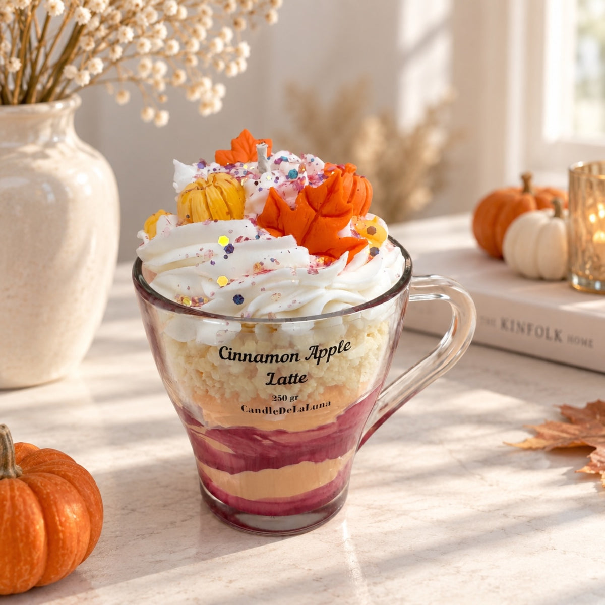 Apfel Zimt Latte Dessertkerze im Glas auf Marmortisch – bordeaux-cremige Wachsschichten mit Kürbis und Herbstblatt-Deko, Cozy Herbst Tischdeko von DaarArt
