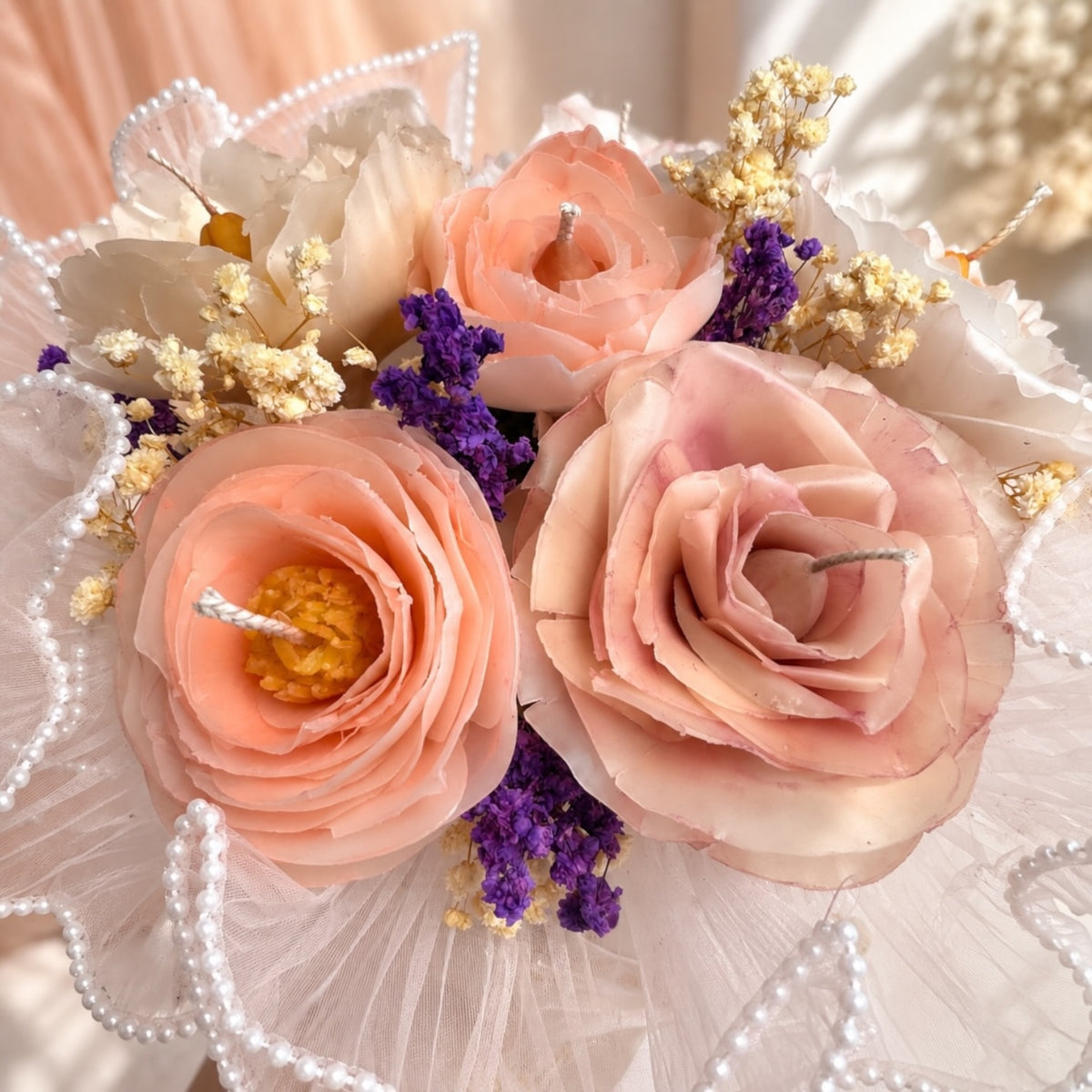 Kerzenbouquet aus Bienenwachs – Detailansicht handgefertigter Wachsblüten mit Trockenblumen, Hochzeit Tischdeko von DaarArt
