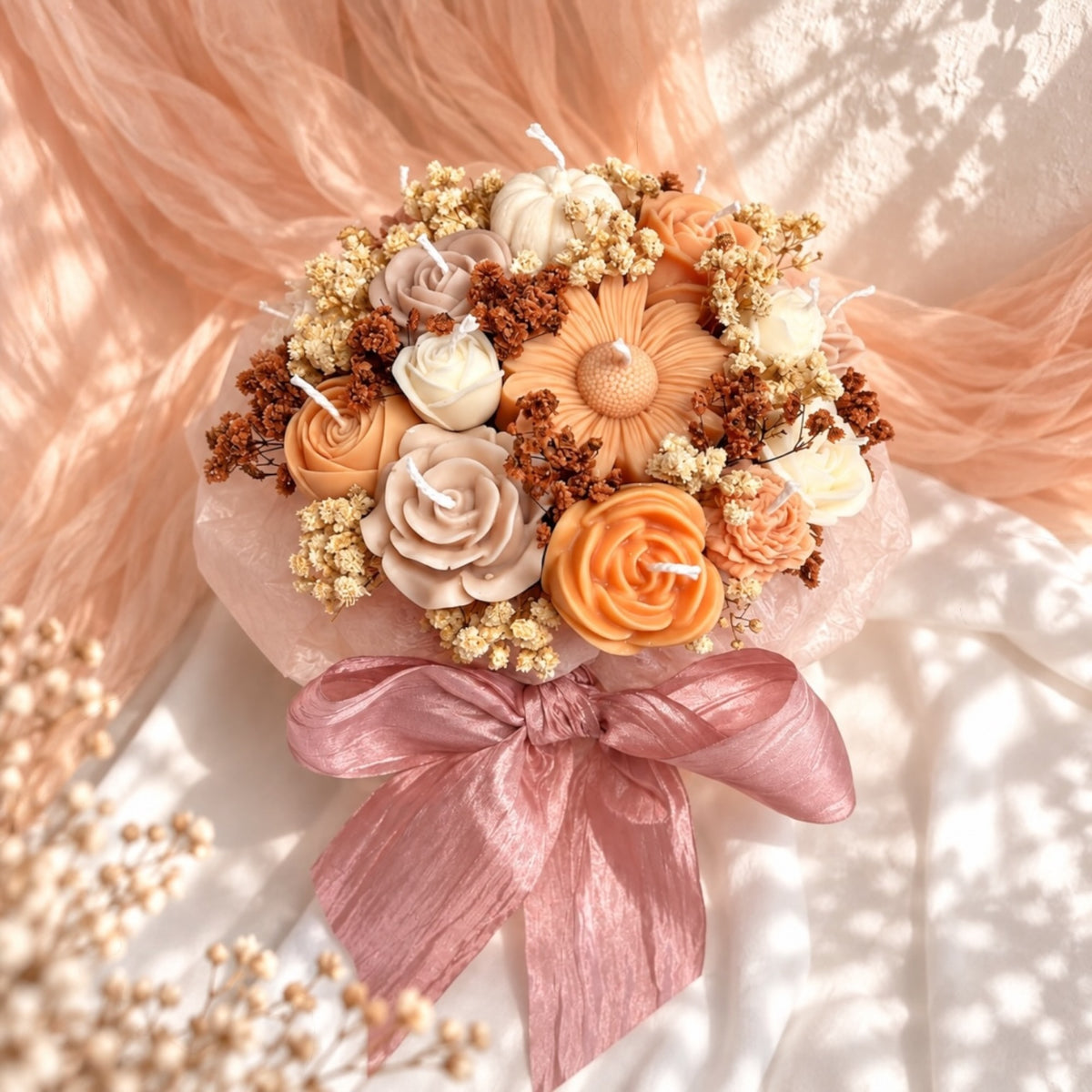 Kerzenblumenstrauß von oben ohne Box – handgefertigte Rapswachs-Blüten in Apricot, Beige und Taupe mit Gänseblümchen und Trockenblumen, Duftkerzen Bouquet von DaarArt
