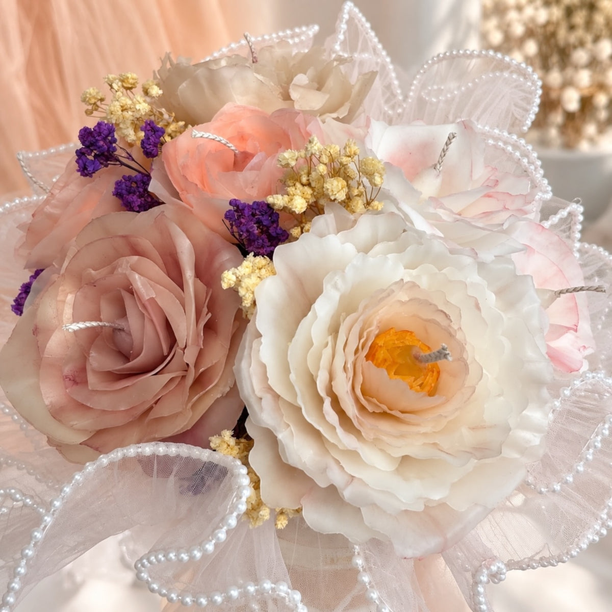 Kerzenbouquet aus Bienenwachs – Nahaufnahme rosa und cremefarbener Wachsrosen mit lila Trockenblumen und Perlenschleife, Hochzeit Geschenk von DaarArt
