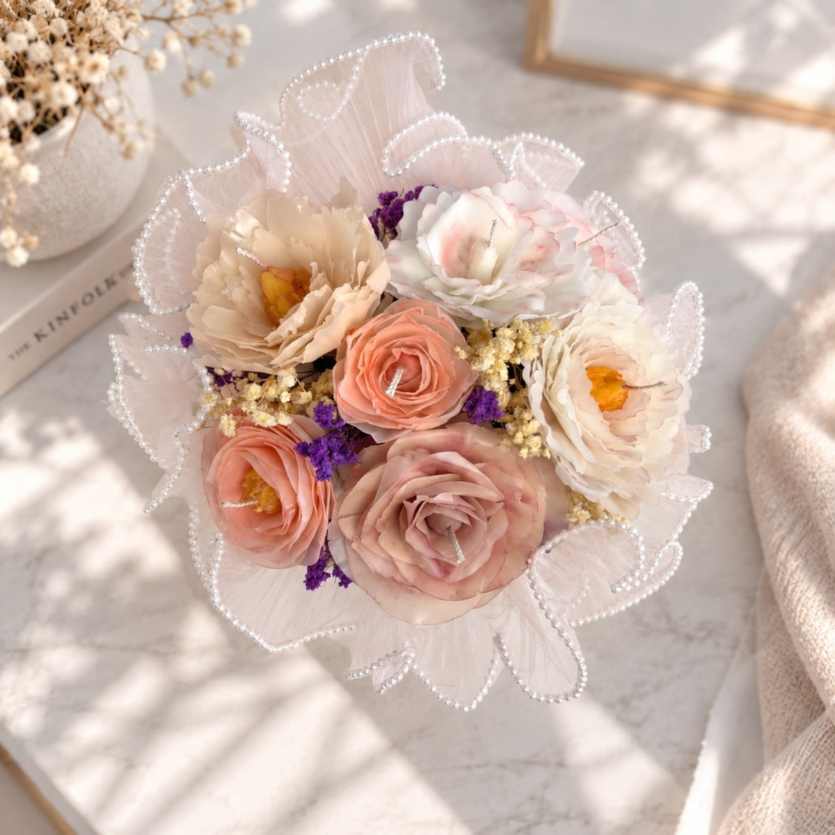 Großes Kerzenbouquet aus Bienenwachs mit Trockenblumen – handgemachte Blumenkerzen in Pastelltönen, Wohnzimmer Deko von DaarArt
