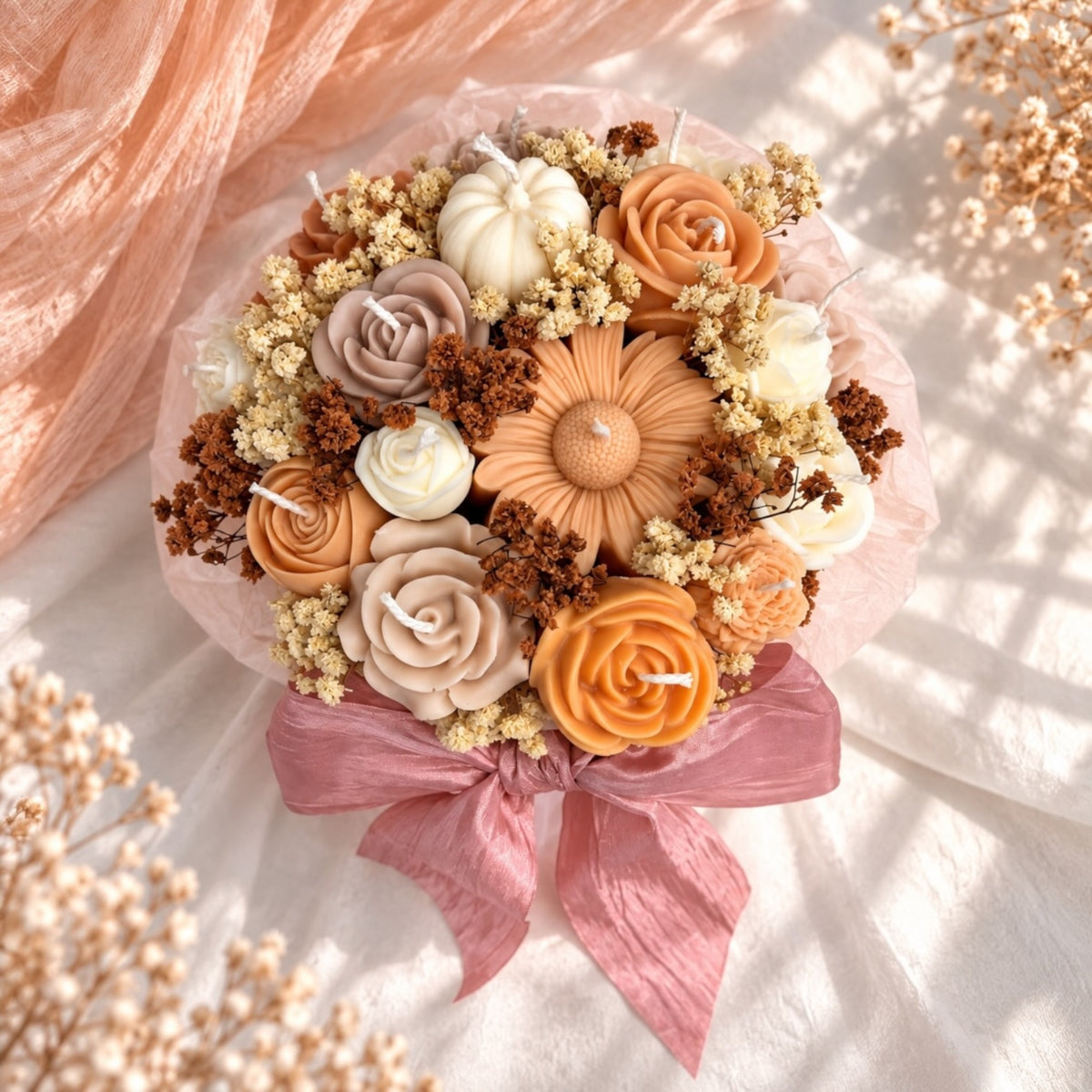 Kerzenblumenstrauß von oben – handgefertigte Rapswachs-Blüten in Beige, Apricot und Orange mit Trockenblumen, Kerzenbouquet Unikat von DaarArt
