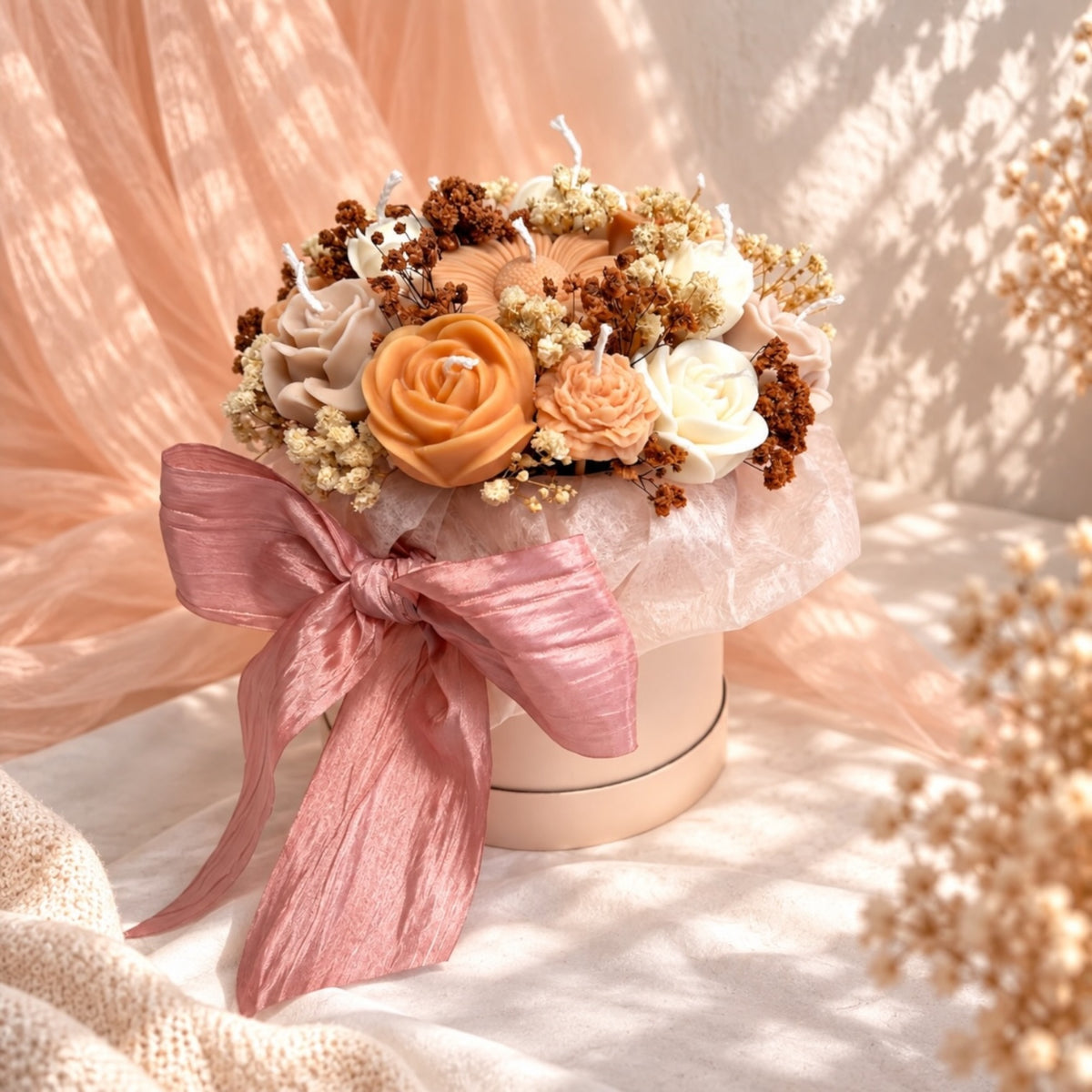 Kerzenblumenstrauß Geschenkbox mit rosa Schleife – handgefertigte Rapswachs-Rosen in Beige, Apricot und Creme mit Trockenblumen, Duftkerzen Geschenk von DaarArt


