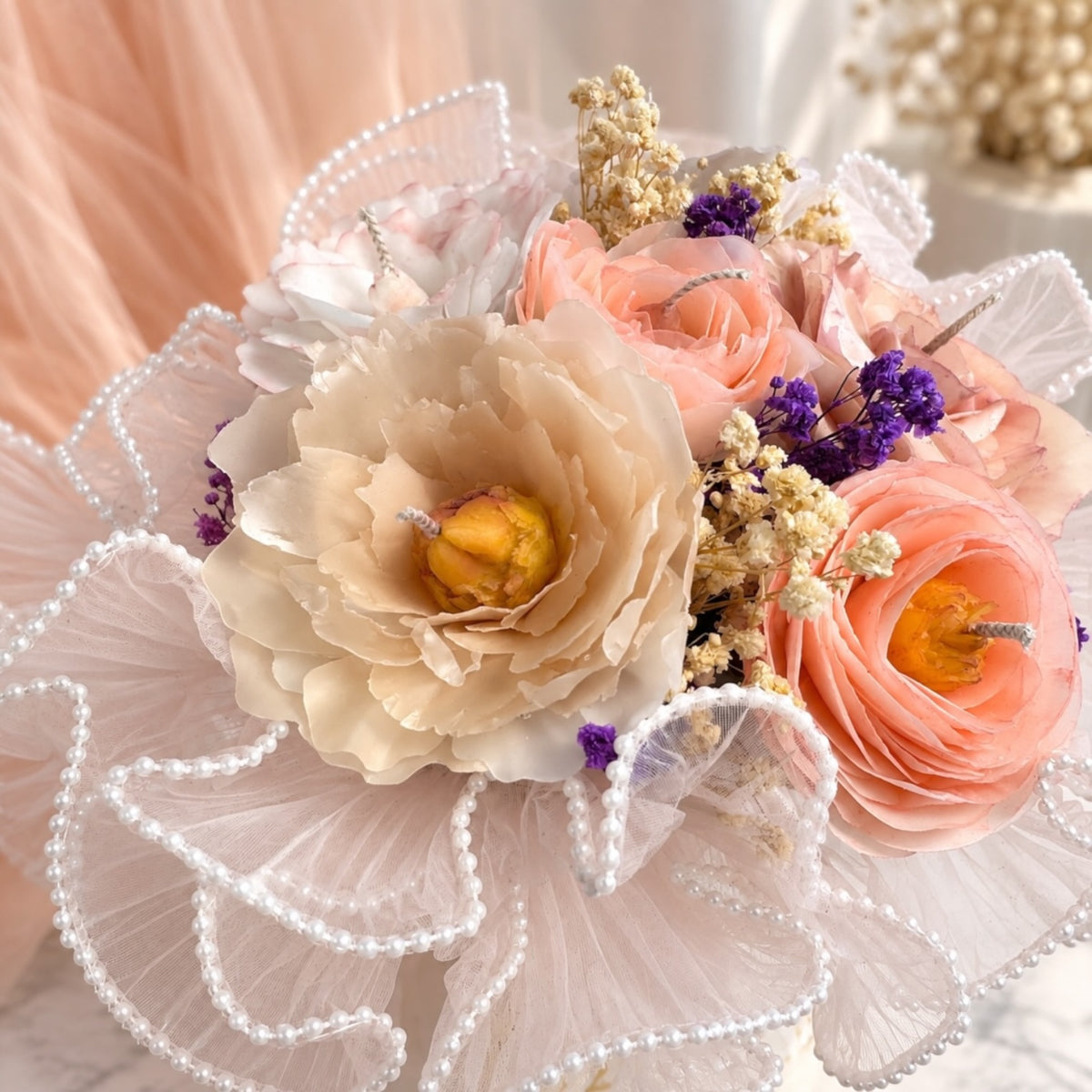 Kerzenbouquet Nahaufnahme – cremeweiße Bienenwachs-Pfingstrose und rosa Wachsrosen mit lila Trockenblumen und Perlenband, handgefertigte Kerze von DaarArt
