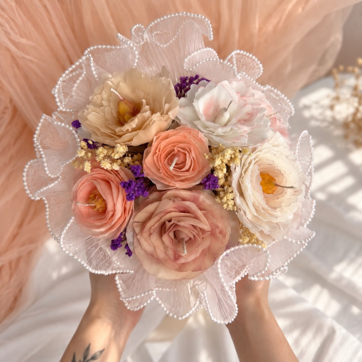 Kerzenbouquet Detailansicht – cremeweiße Bienenwachs-Pfingstrose und rosa Wachsrosen mit lila Trockenblumen und Perlenband, handgefertigte Kerze von DaarArt
