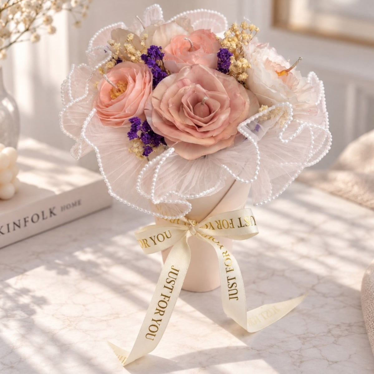 Kerzenbouquet aus Bienenwachs mit Trockenblumen – handgefertigte Wachsblüten in Rosa und Creme, Blumendeko von DaarArt
