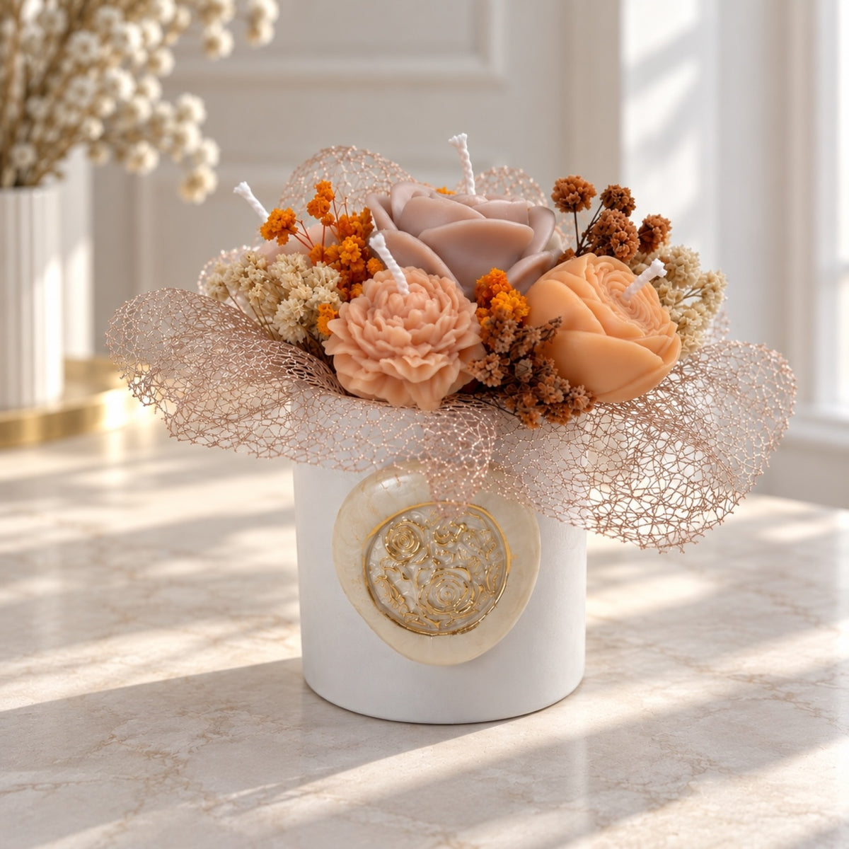 Kleiner Kerzenblumenstrauß in weißer Vase mit Goldemblem – handgefertigte Rapswachs-Blüten in Apricot und Caramel mit Trockenblumen, Tischdeko von DaarArt

