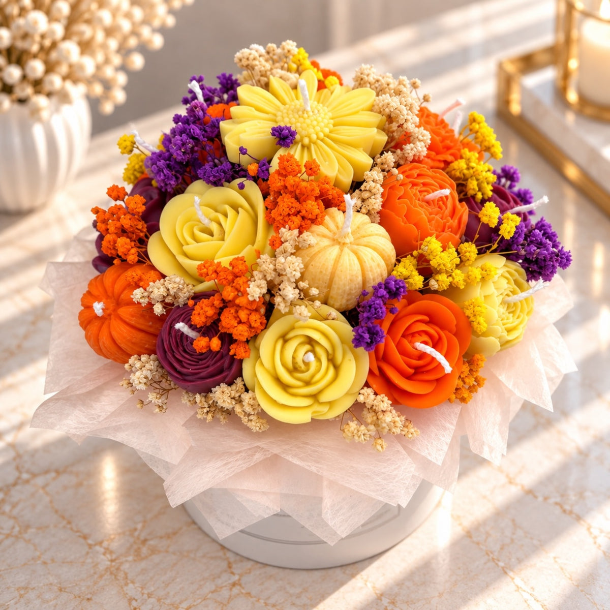 Nahaufnahme des Kerzenstraußes mit gelber Margerite, Rosen und Kürbis aus Wachs
