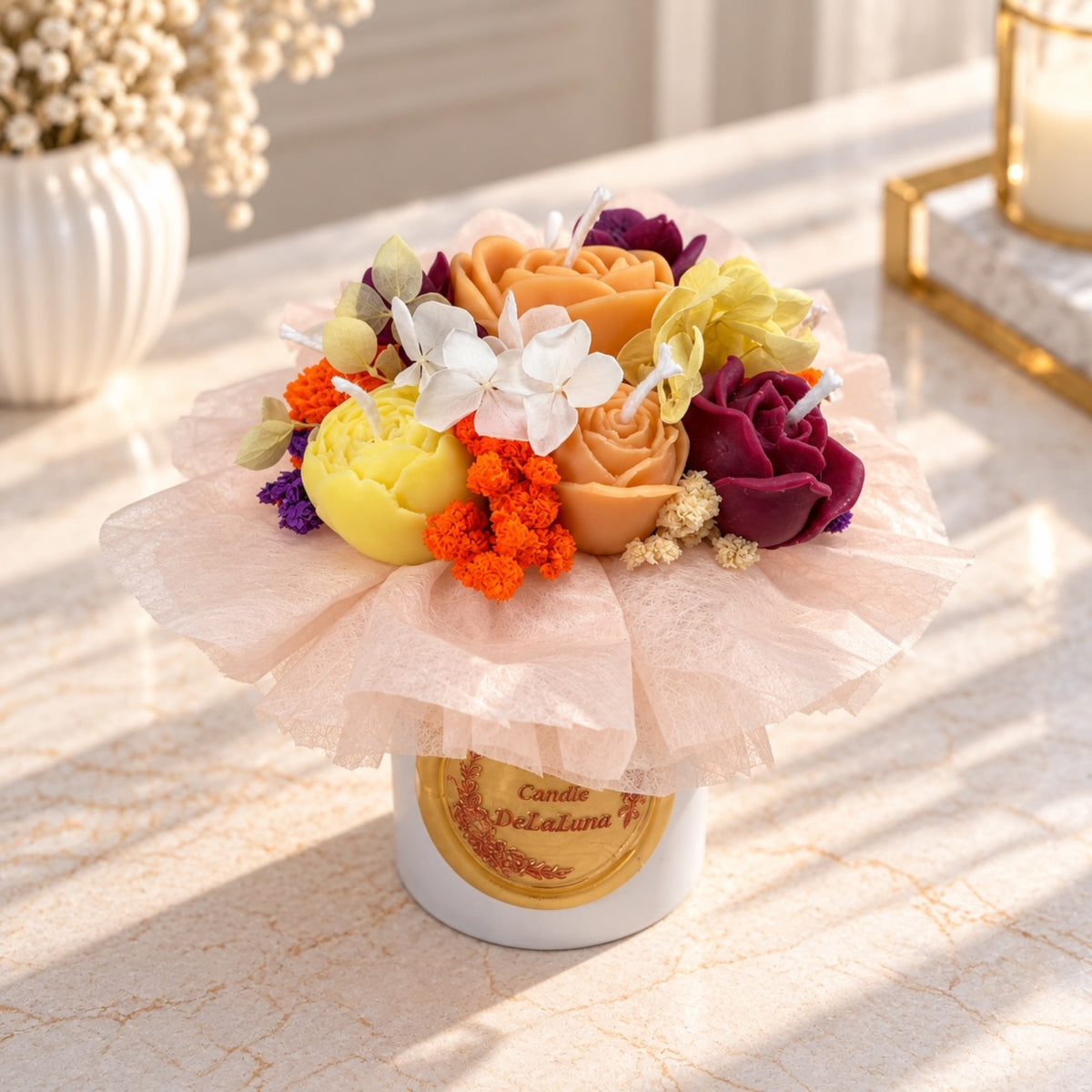 Draufsicht auf das Mini-Kerzenbouquet mit apricotfarbener Rosenkerze, Pfingstrosen aus Wachs und Trockenblumen
