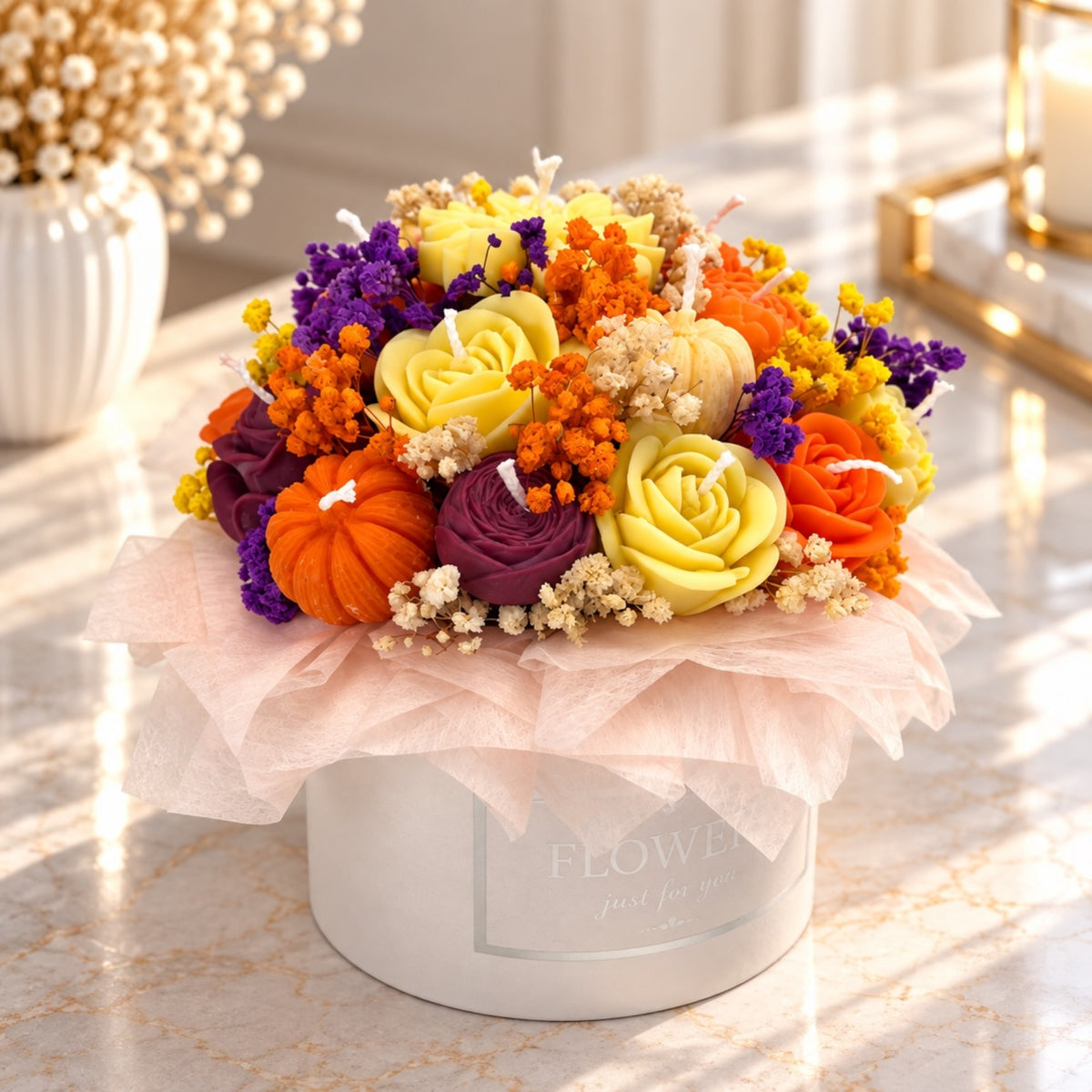 Kerzenbouquet in Herbstfarben mit Kürbiskerze und bordeauxfarbener Rose in weißer Box
