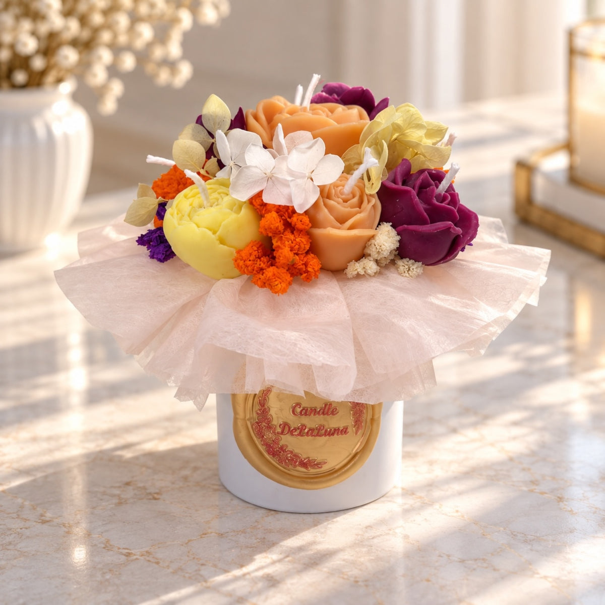 Buntes Kerzenbouquet in Weiß-Gold-Vase – handgefertigte Bienenwachs-Blüten in Orange, Gelb und Lila mit Trockenblumen, Kerzenbouquet Unikat von DaarArt
