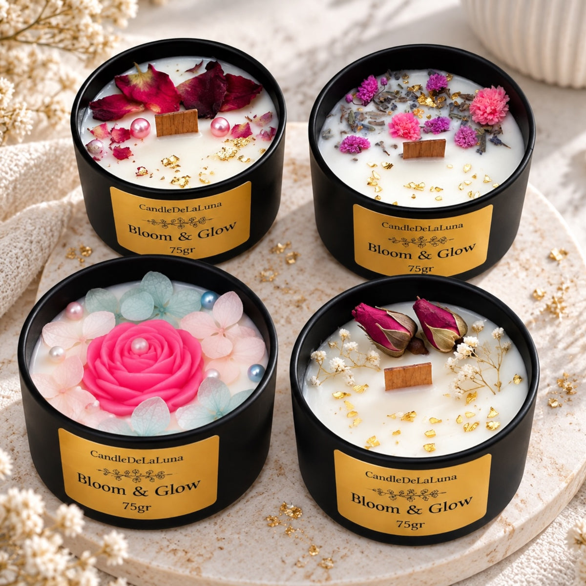 Vier Blumenkerzen in schwarzen Dosen mit Rosenblättern, kleinen Blüten, Rosenmotiv und getrockneten Rosenknospen

