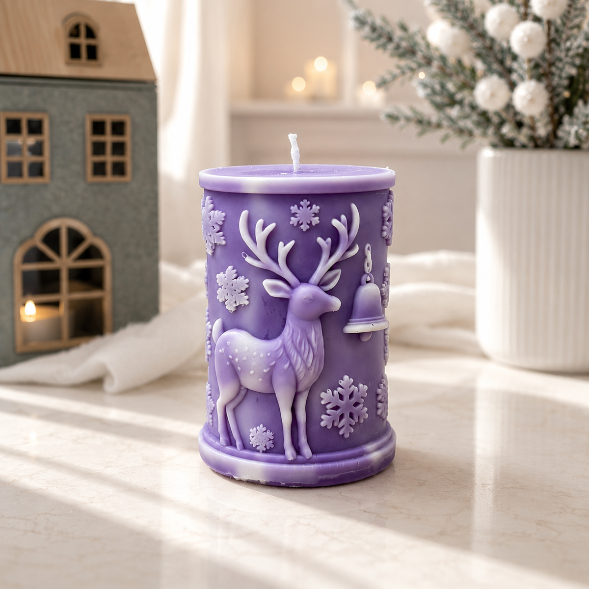 Lila Weihnachtskerze mit Hirsch, Schneeflocken und Glockenmotiv
