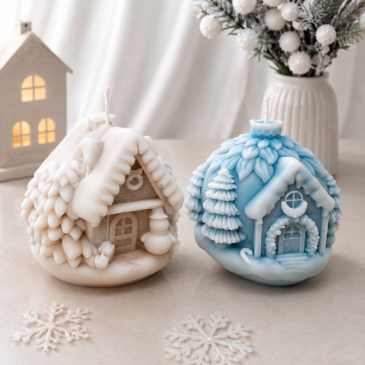 Zwei Lebkuchenhaus Kerzen in Weiß-Beige und Hellblau mit Schneemann, Tannenbaum und Winterdorf-Relief

