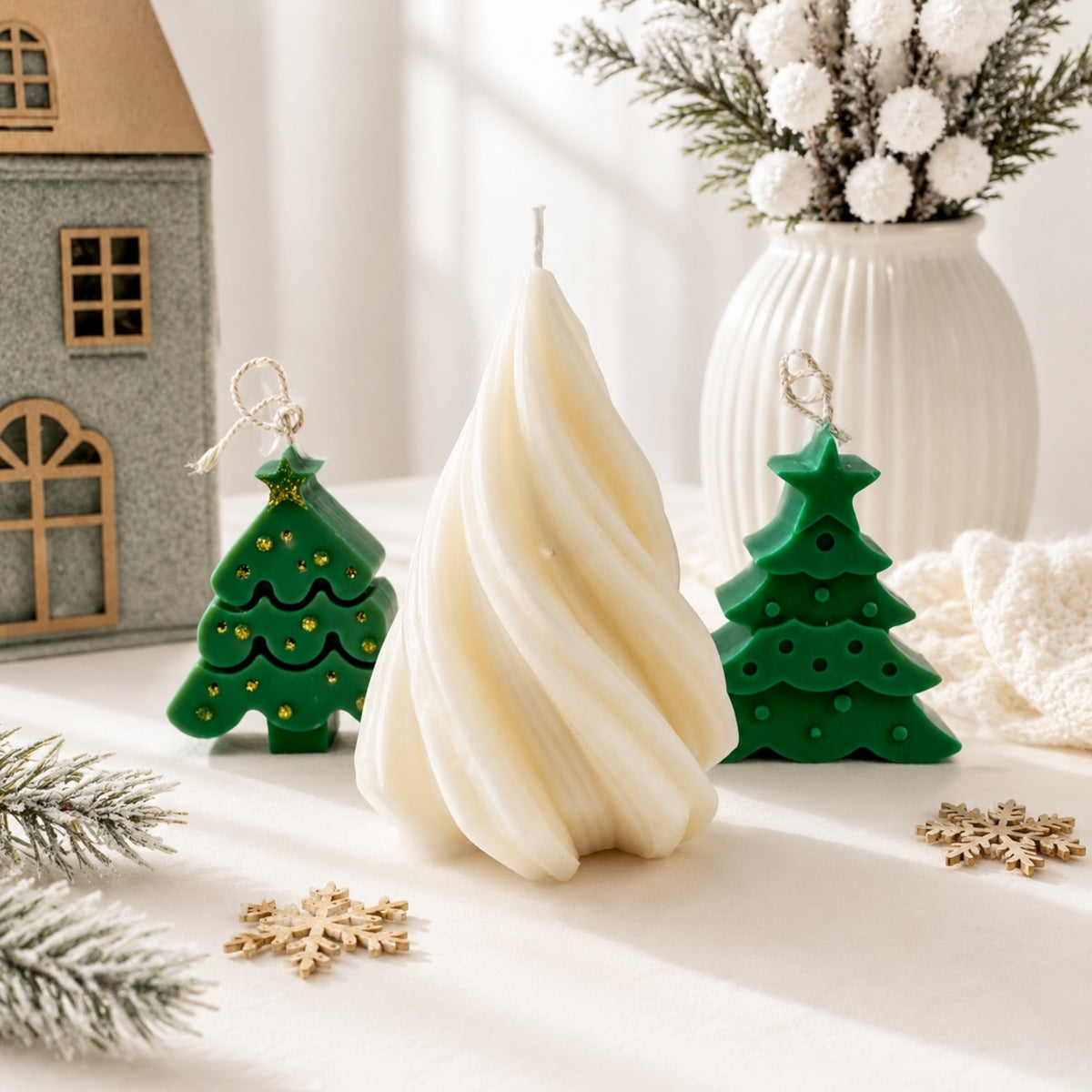Weiße Tannenbaumkerze mit spiralförmiger Struktur zwischen zwei grünen Weihnachtsbaum-Anhängern mit Sternspitzen
