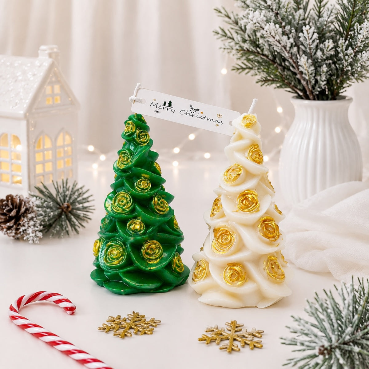 Grüne und weiße Weihnachtsbaumkerze mit geschwungenen Zweigen und goldfarbenen spiralförmigen Verzierungen

