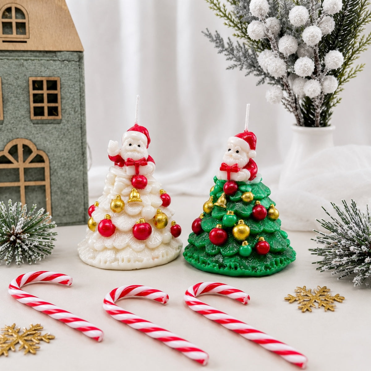 Weiße und grüne Weihnachtsbaumkerze mit Weihnachtsmann an der Spitze, roten und goldenen Kugeln und kleinen goldenen Glocken
