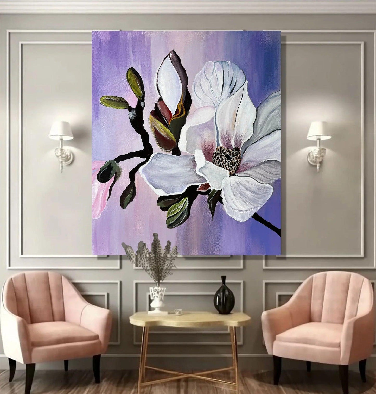 Elegantes handgemaltes Magnolien-Wandbild in Violett und Weiß über zwei rosa Sesseln, moderne Wandkunst für ein stilvolles Wohnzimmer mit klassischem Dekor.