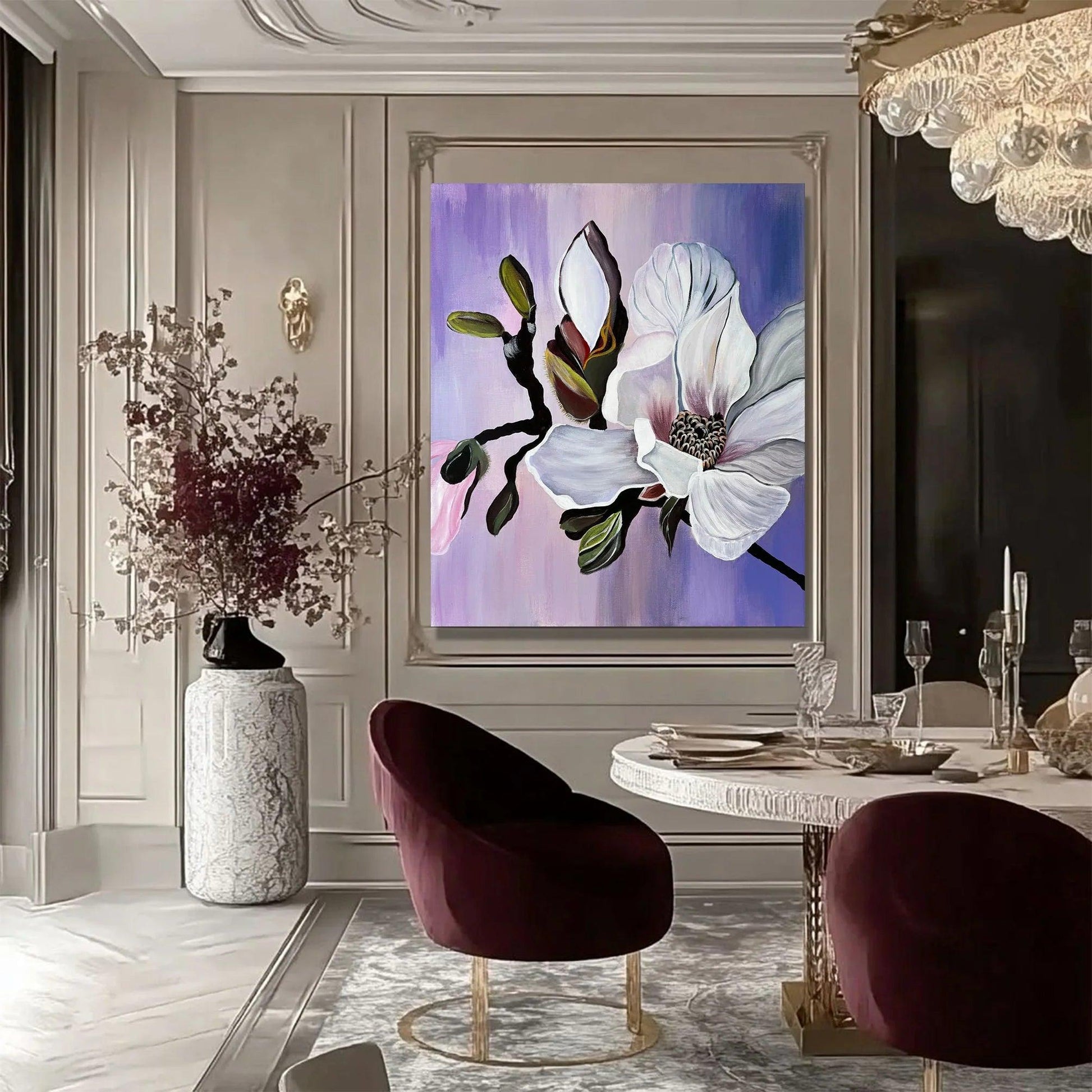 Modernes handgemaltes Magnolien-Wandbild in Violett und Weiß über einem runden Esstisch, exklusive florale Wandkunst in einem luxuriösen Esszimmer mit klassischer Wandgestaltung.