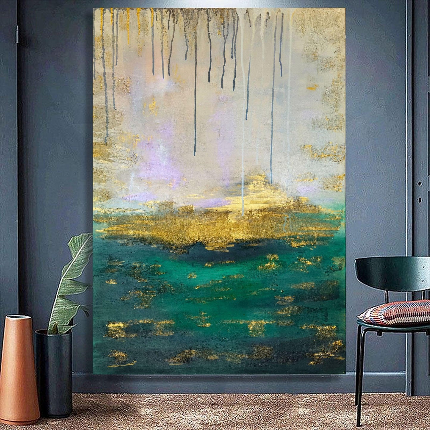 Großformatiges abstraktes Wandbild in Smaragdgrün und Gold als moderne Dekoration über einem dunklen Boden im Wohnzimmer-Interieur.