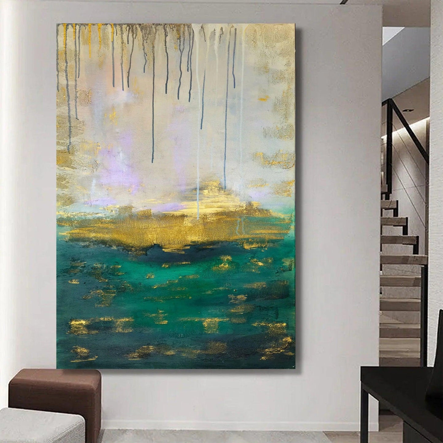 Großformatiges abstraktes Wandbild in Smaragdgrün und Gold als moderne Dekoration im hellen Flur-Interieur neben einer Treppe.