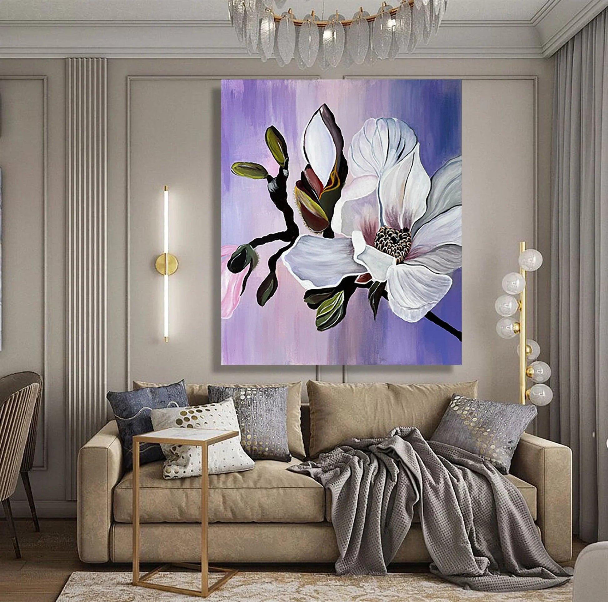 Modernes handgemaltes Magnolien-Wandbild in Violett und Weiß über einem beigen Sofa, elegante florale Wanddekoration in einem luxuriösen Wohnzimmer mit stilvoller Beleuchtung.