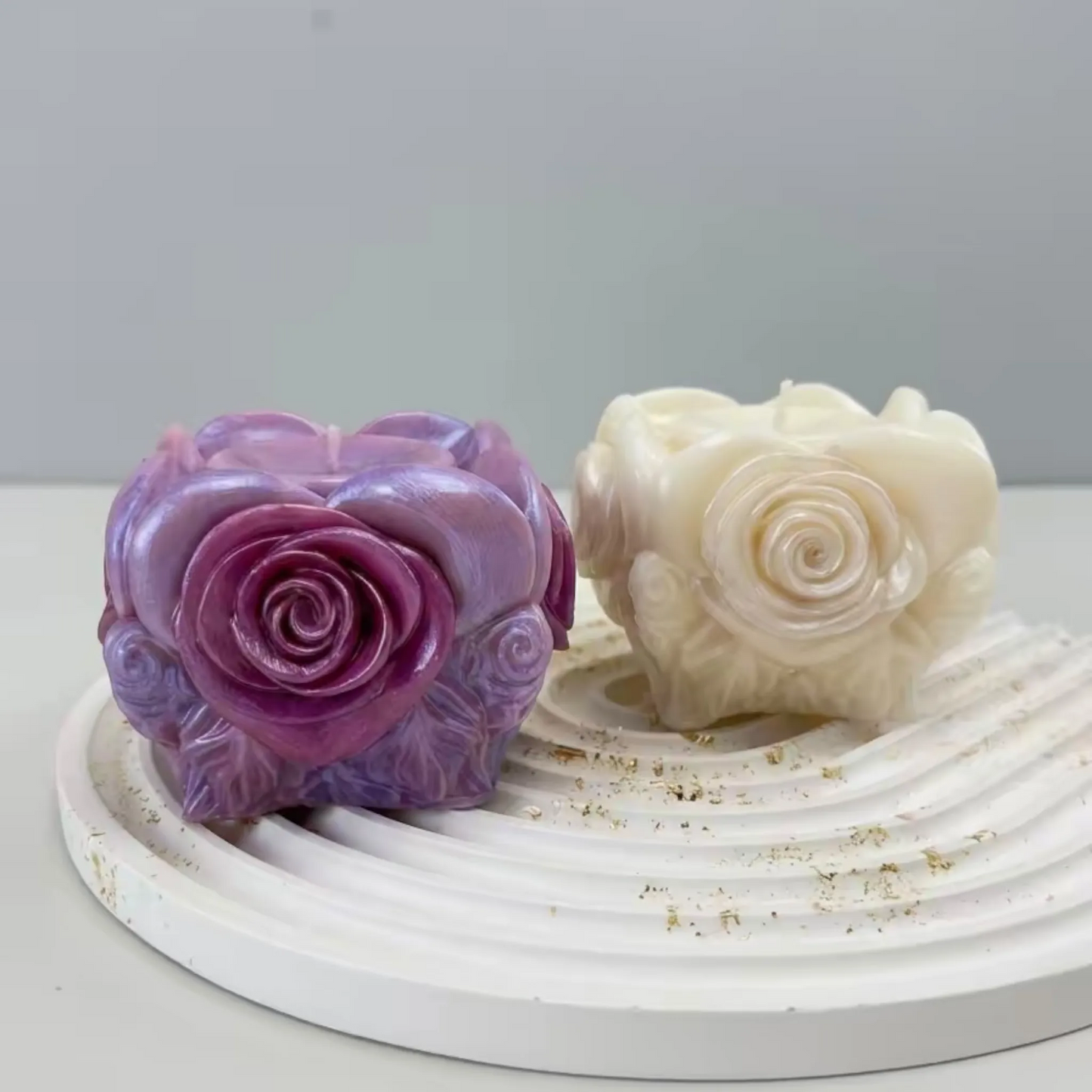Rosenkerze in Herzform, Detailansicht der Wachsstruktur, dekorative Kerze als Geschenkidee