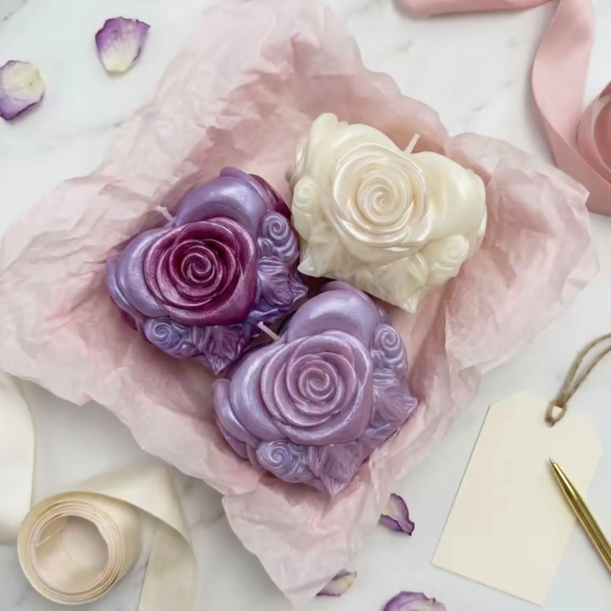 Drei Rosenkerzen in Weiß, Lila und Violett in Geschenkbox mit Seidenpapier, elegantes Geschenkset