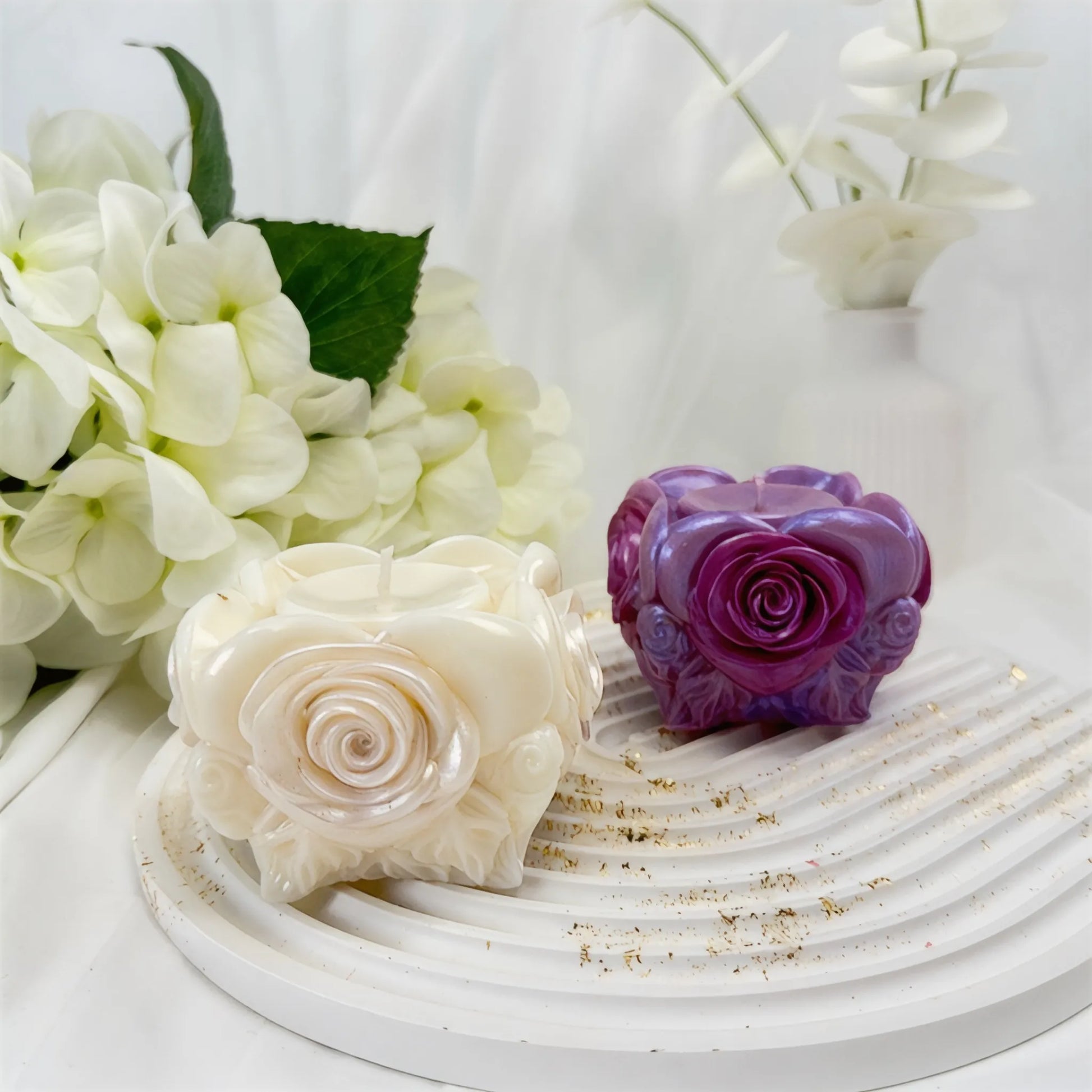 Rosenkerze in Herzform, Detailansicht der Wachsstruktur, dekorative Kerze als Geschenkidee