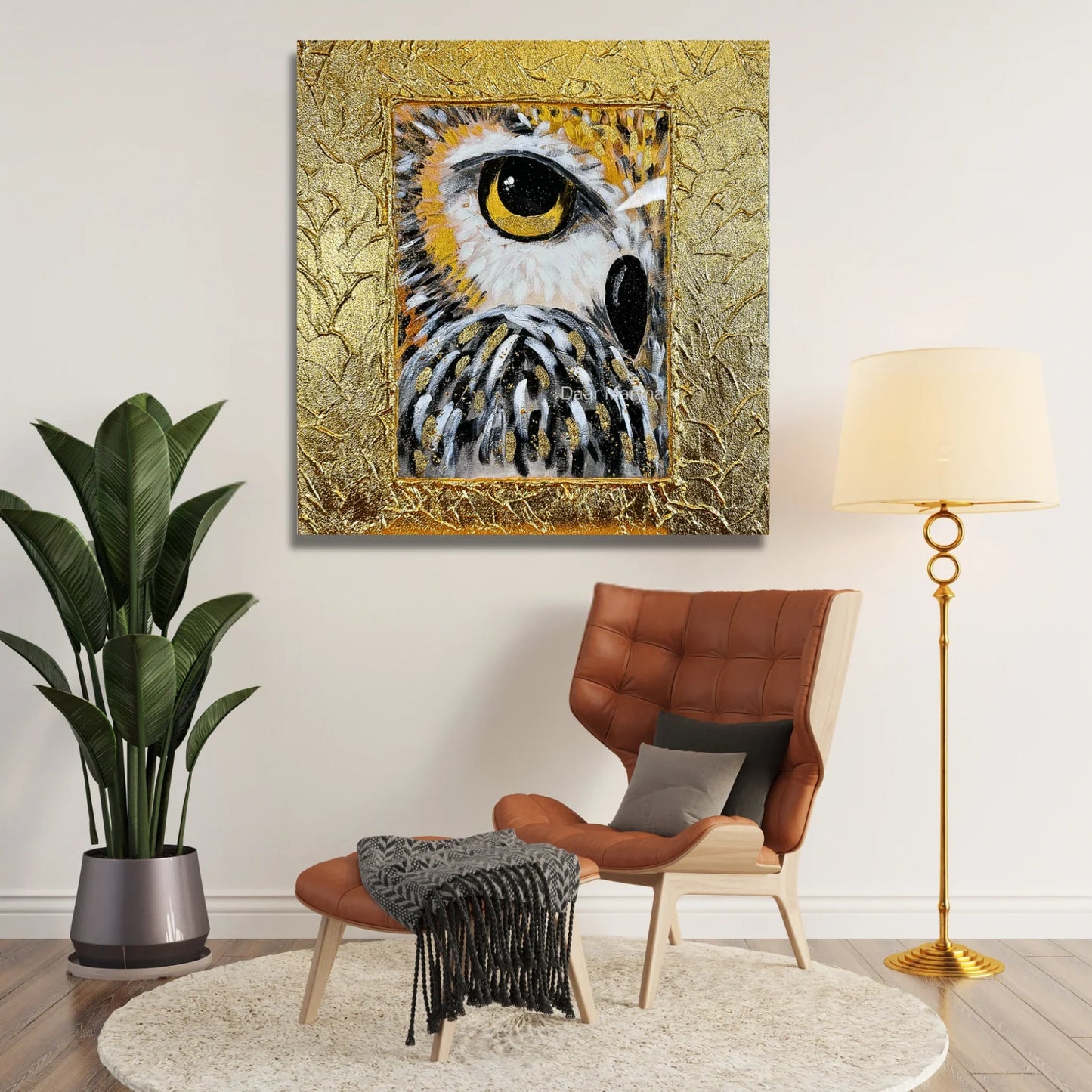Eulen-Kunstwerk in Gold über einem gemütlichen Lesesessel mit Lampe, moderne Wanddekoration für eine stilvolle Leseecke im Wohnzimmer.
