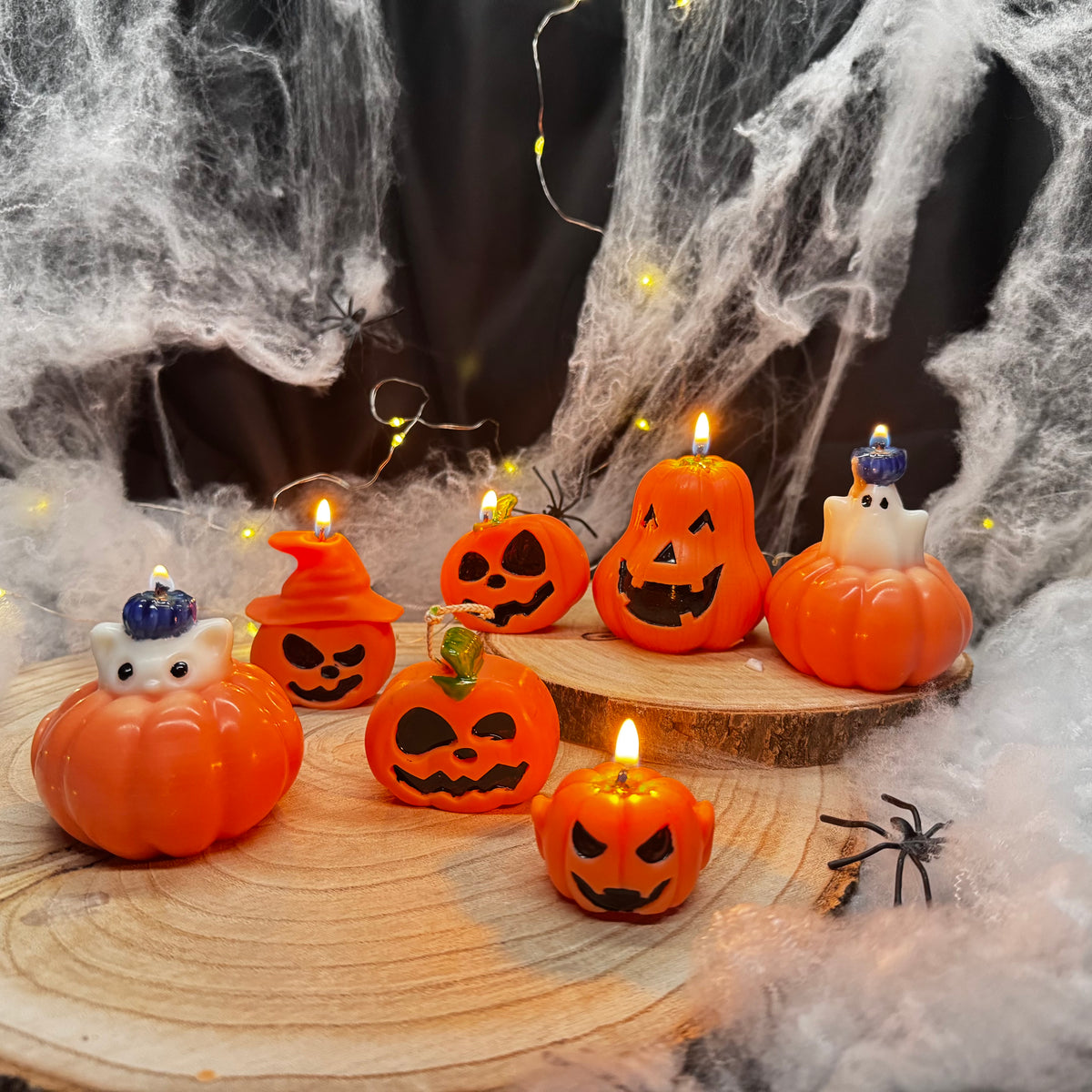 Brennende Kürbis Halloween Kerzen mit Jack O’Lantern Gesichtern, Katze und Gespenst als Herbst Tischdeko
