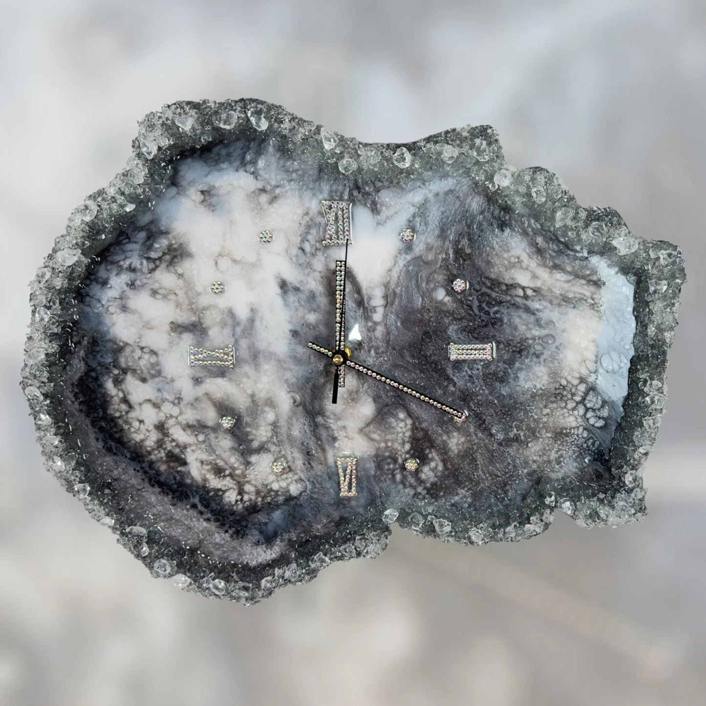 Exklusive Wanduhr in organischer Form aus Kunstharz, inspiriert von einer grauen Achat-Geode mit funkelnder Kristallumrandung und edlen Strass-Details.