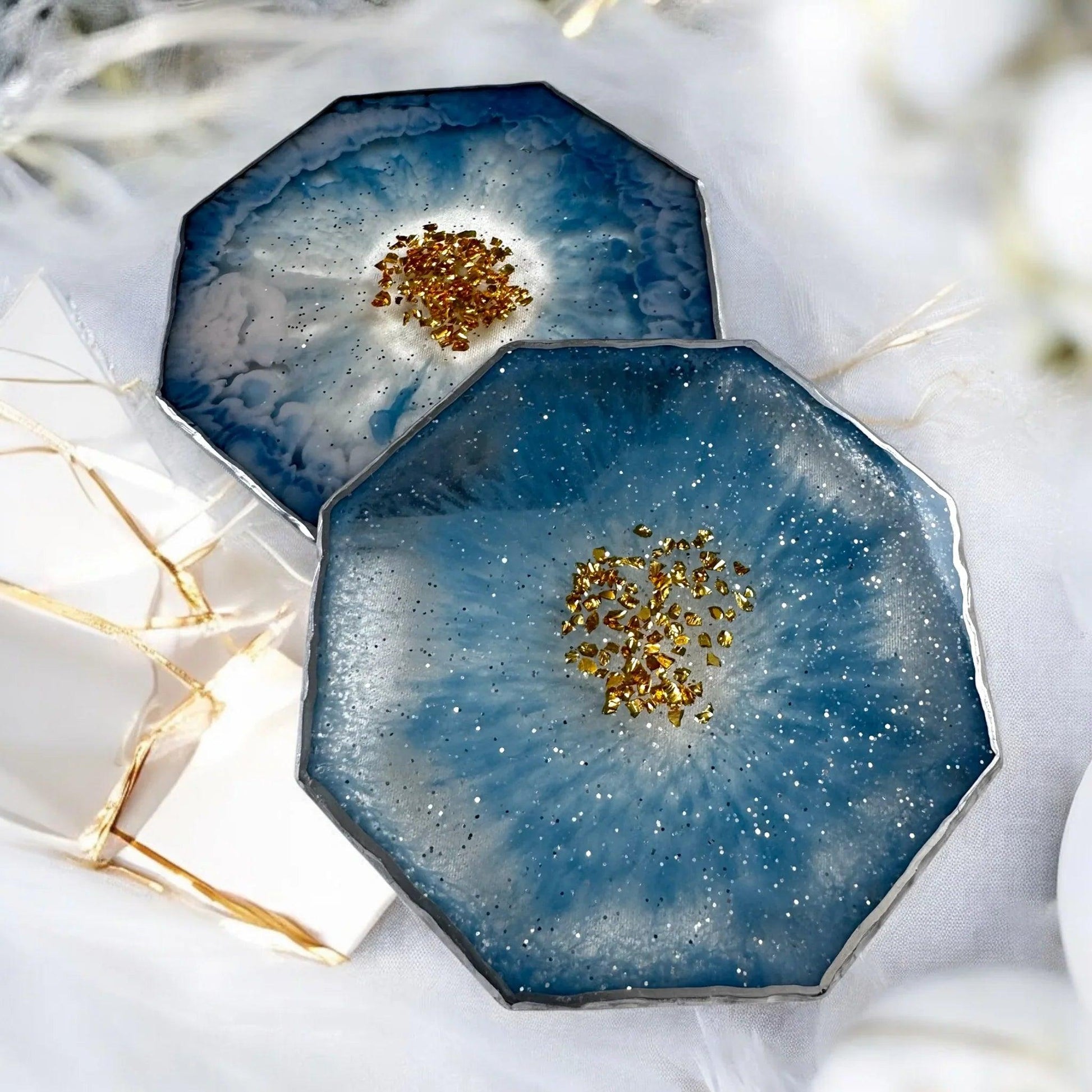 Personalisierbare Glasuntersetzer aus Resin mit edlen Glitzer-Effekten und Blattgold-Zentrum
