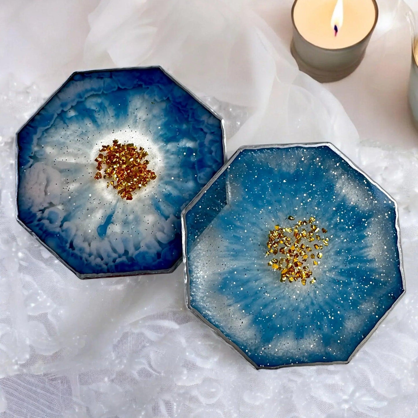 Blaue Untersetzer im 2er Set als stimmungsvolle Wohndeko neben einer brennenden Kerze