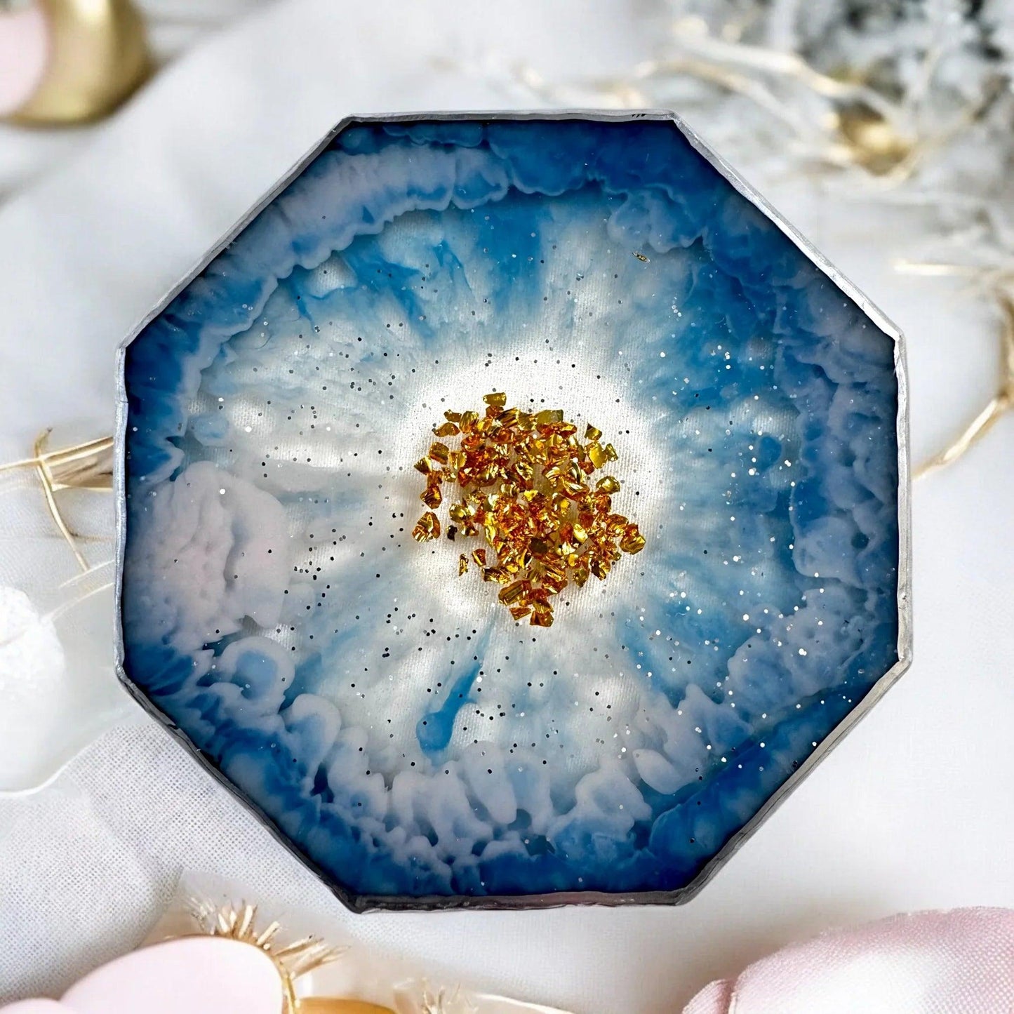 Moderner Resin Untersetzer in Ozean-Blau mit silbernem Rand und goldener Mitte als Tischdekoration
