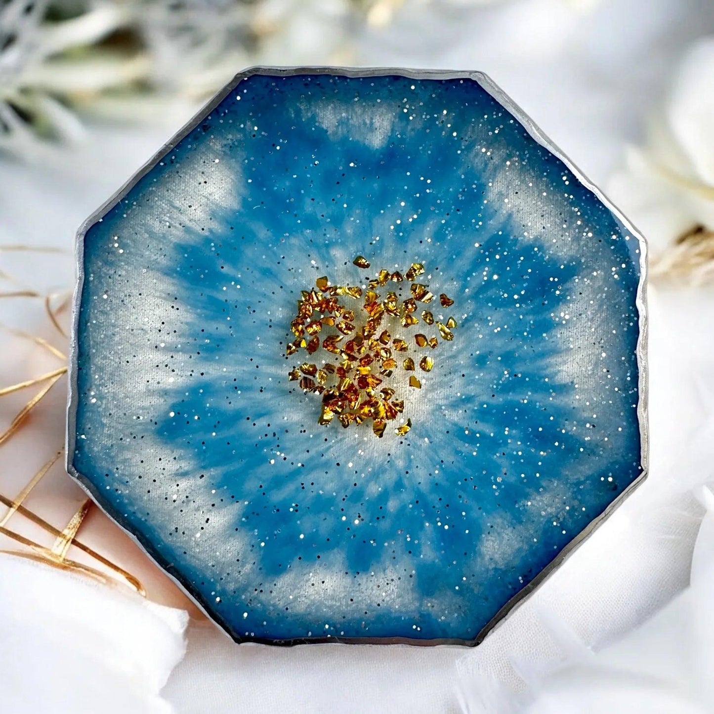 Handgefertigter achteckiger Untersetzer aus Epoxidharz in Blau und Silber mit Blattgold-Details