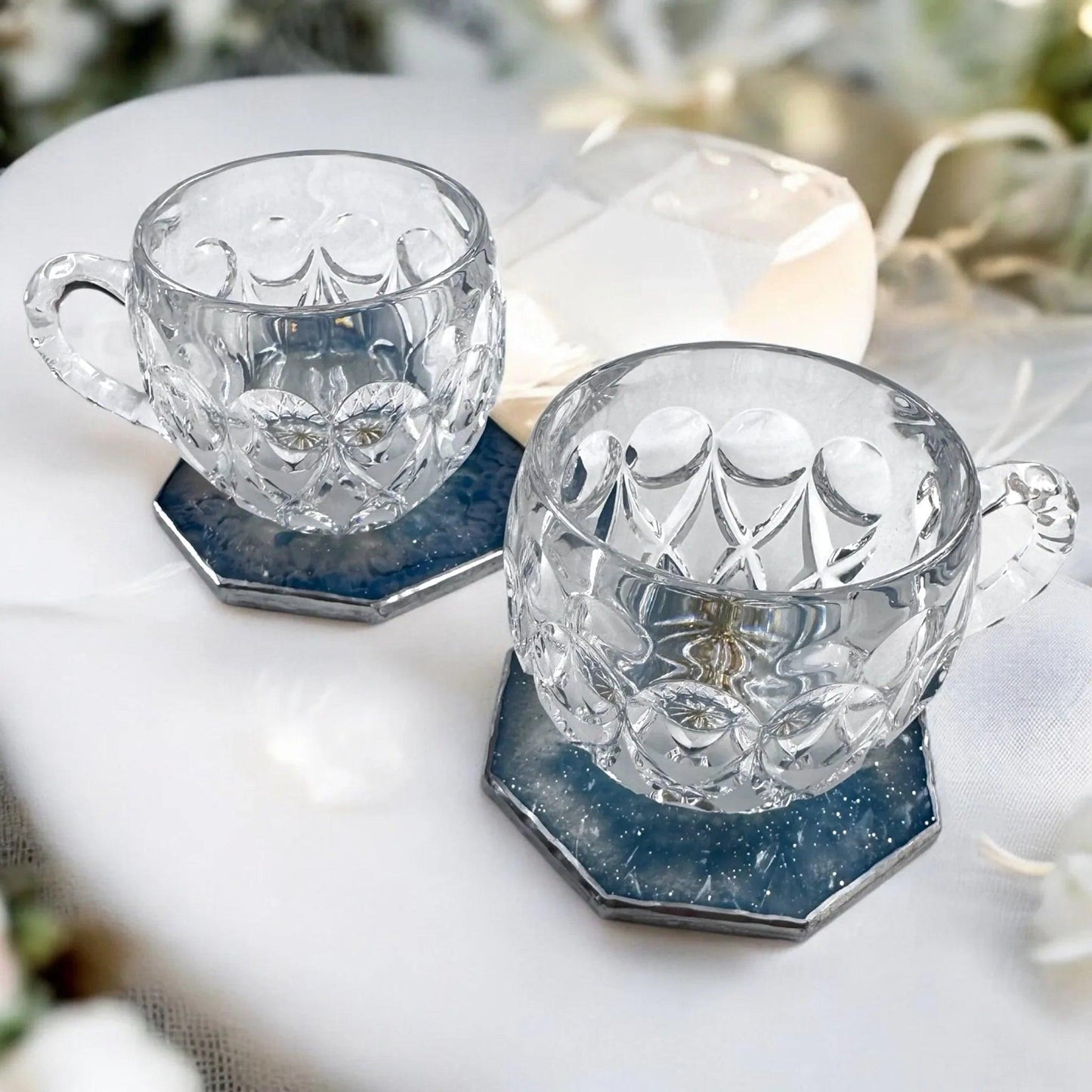 Zwei blaue Epoxidharz Untersetzer als Unterlage für elegante Kaffeetassen aus Glas