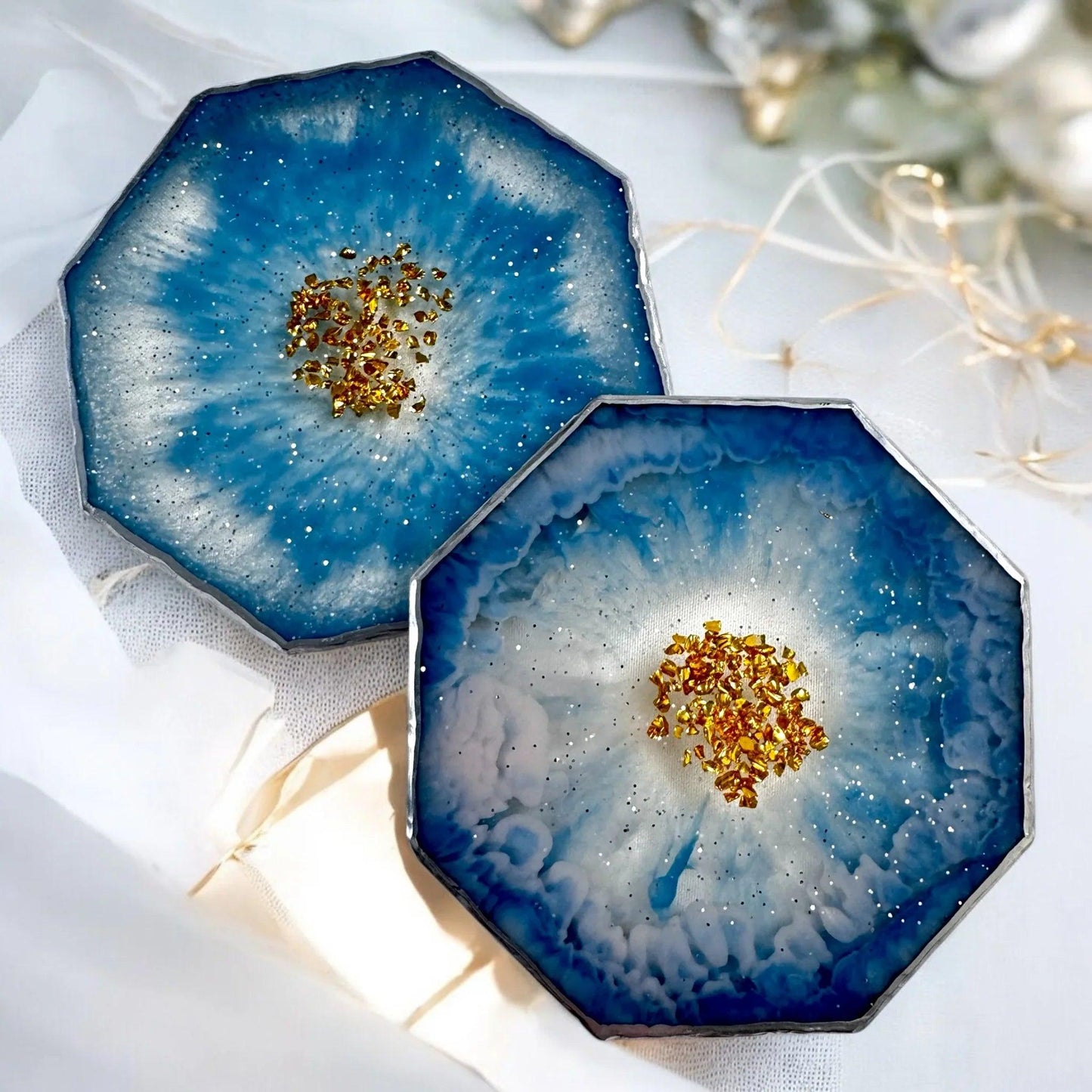 Zwei handgefertigte Unikate: Blaue Resin Untersetzer mit individuellen Farbverläufen und Gold-Akzenten
