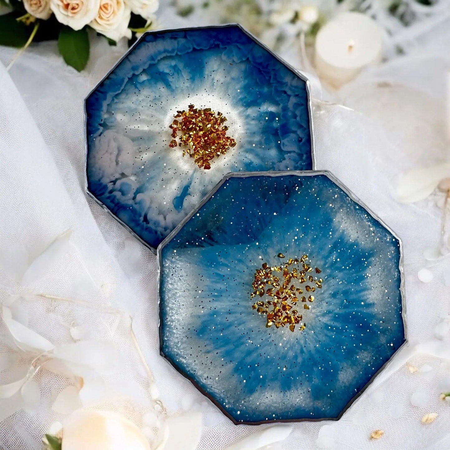 Elegantes Set aus zwei Epoxidharz Untersetzern in Blau als festliche Tischdekoration für Hochzeiten oder Events
