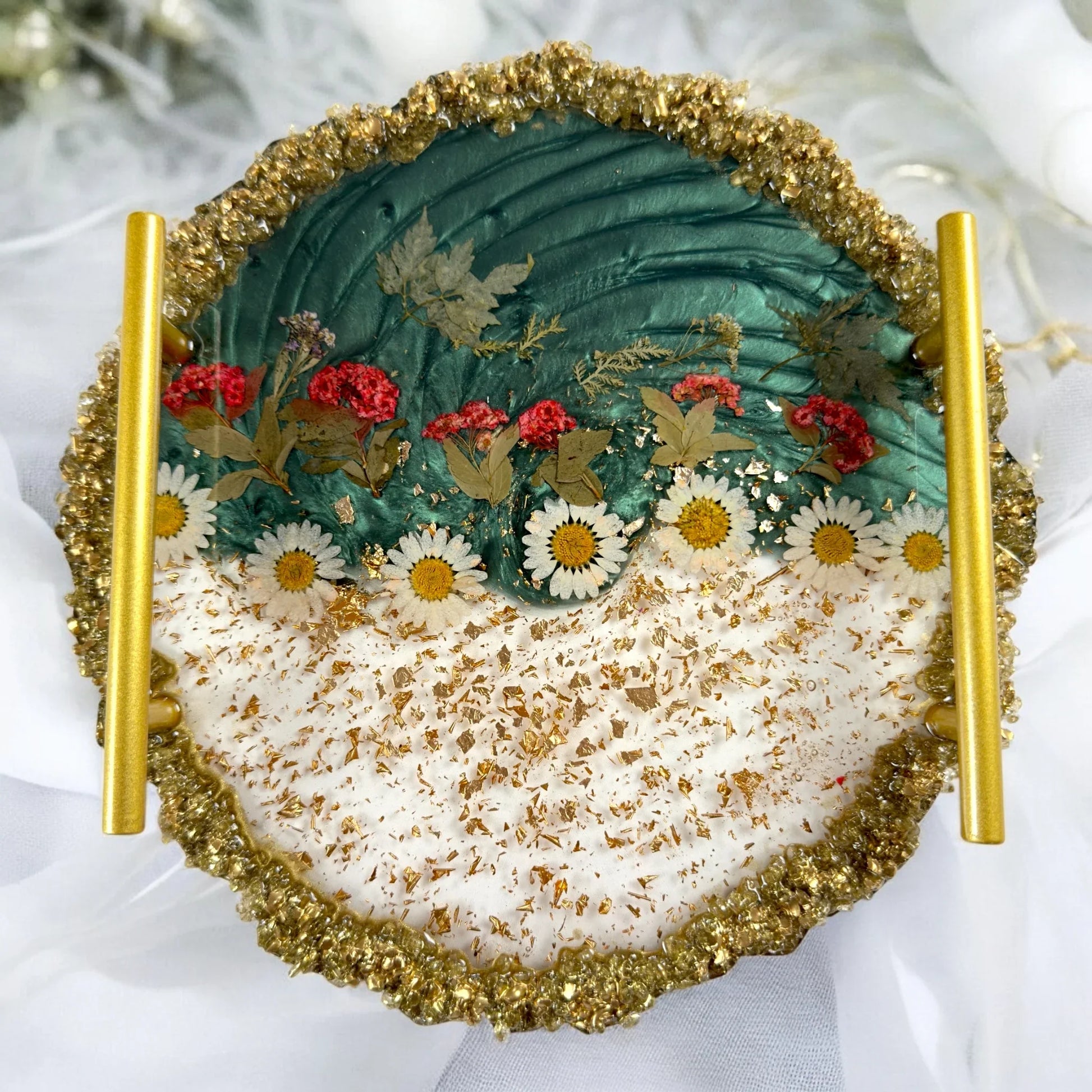 Rundes Serviertablett aus Epoxidharz in Grün und Weiß mit goldenen Griffen, echten Trockenblumen und glitzerndem Kristallrand.