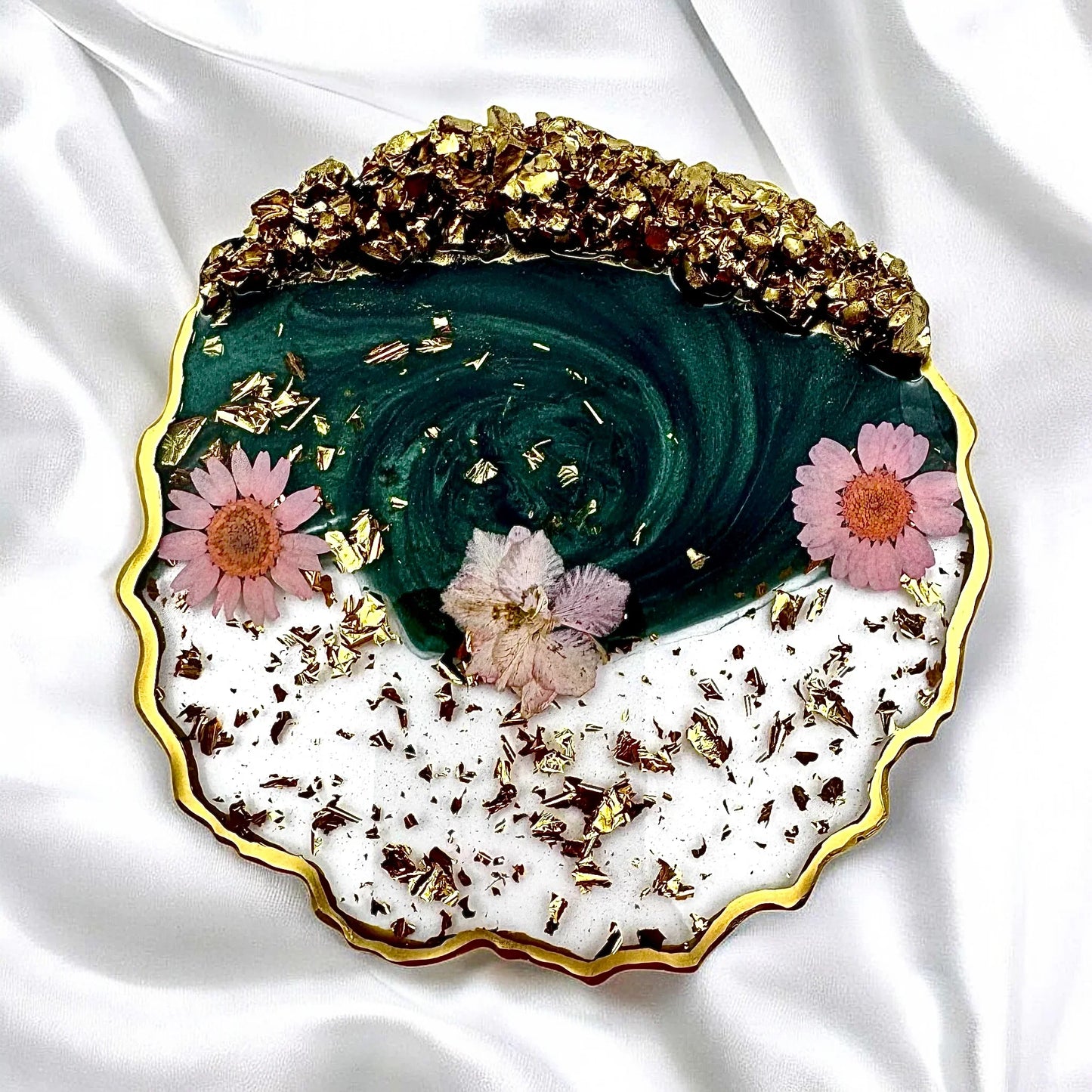 Einzelner handgefertigter Resin Untersetzer mit smaragdgrünem Wirbel-Effekt, echten Trockenblumen und einem strukturierten Goldrand aus Kristallen.