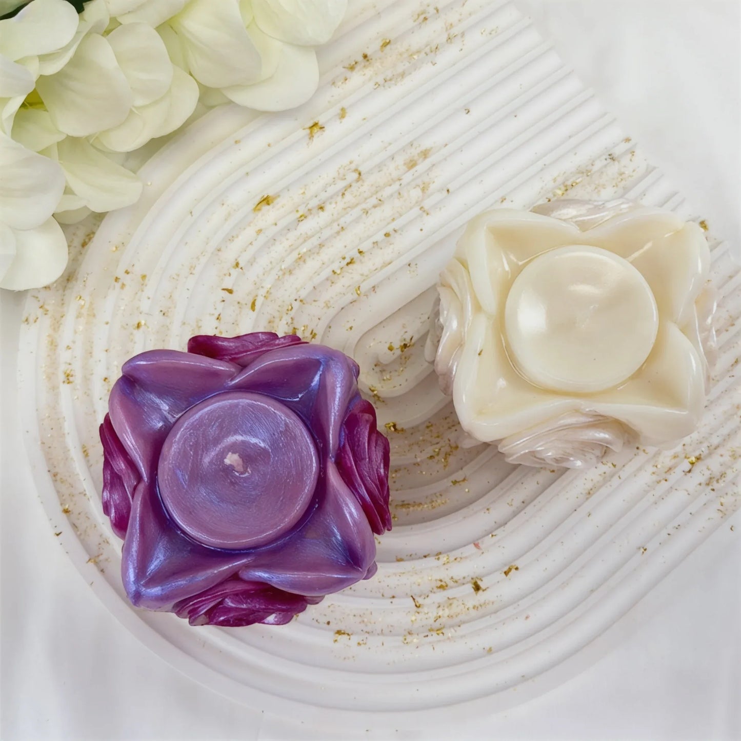 Dekorative Rosenkerze aus Rapswachs mit Herz – Handgegossene Duftkerze als Geschenkidee