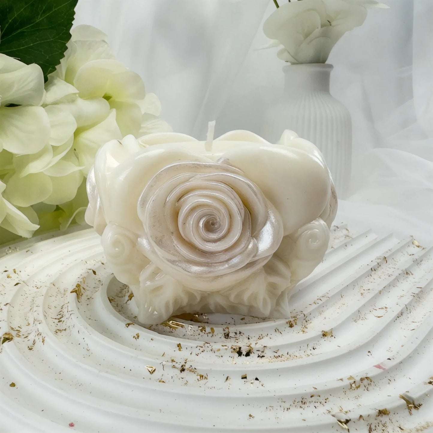 Dekorative Rosenkerze aus Rapswachs mit Herz – Handgegossene Duftkerze als Geschenkidee
