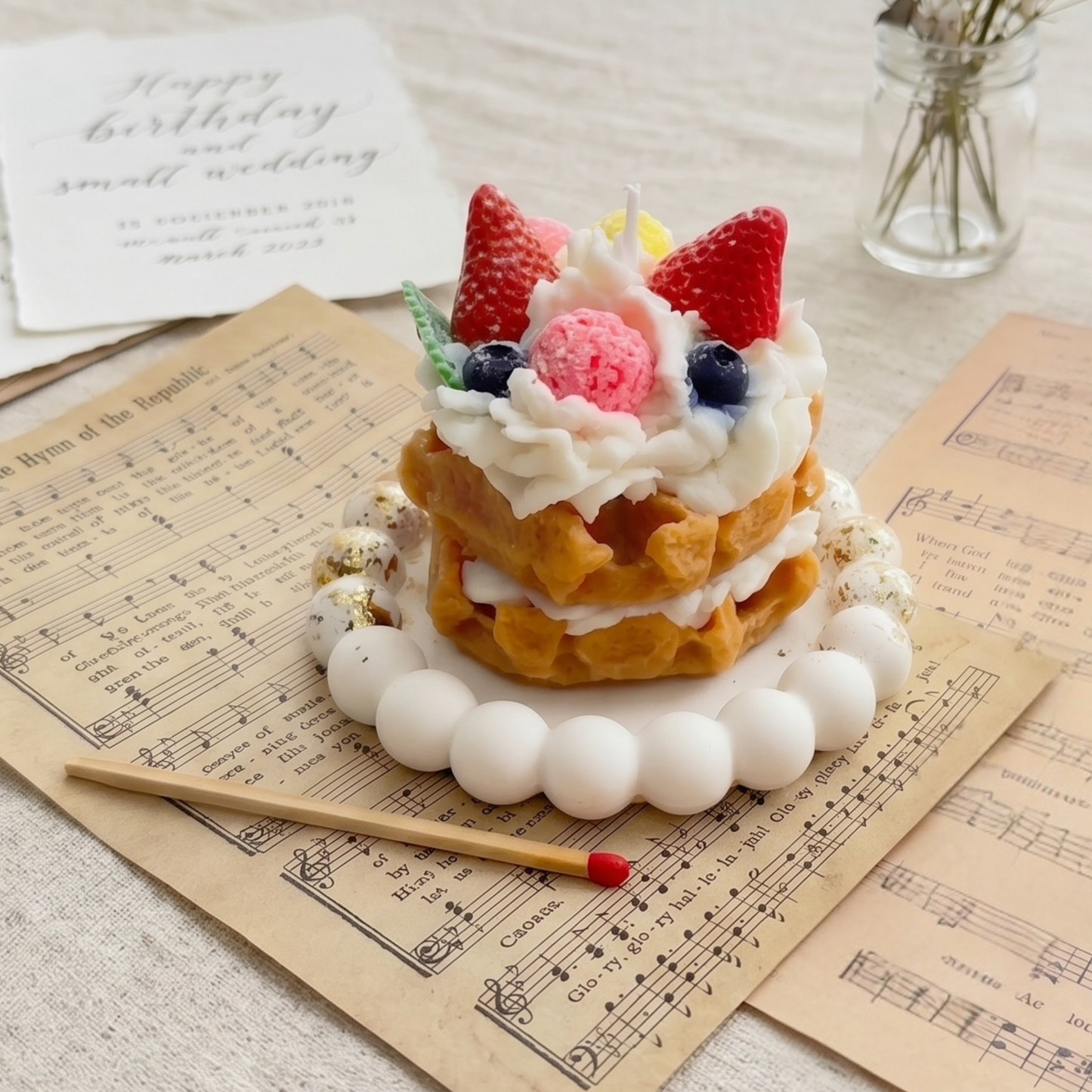 Dessertkerze Erdbeere Waffeln – handgemachte Duftkerze im Torten-Design